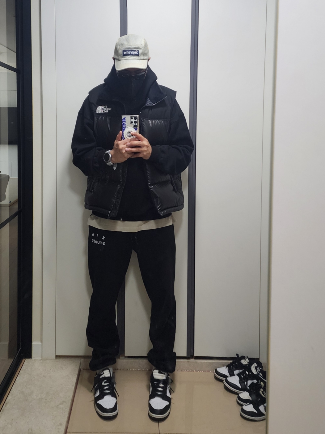 The North Face White Label Novelty Nuptse Down Vest Black, Supreme Denim Camp Cap Dirty Indigo - 23SS 착용 스타일 - 1