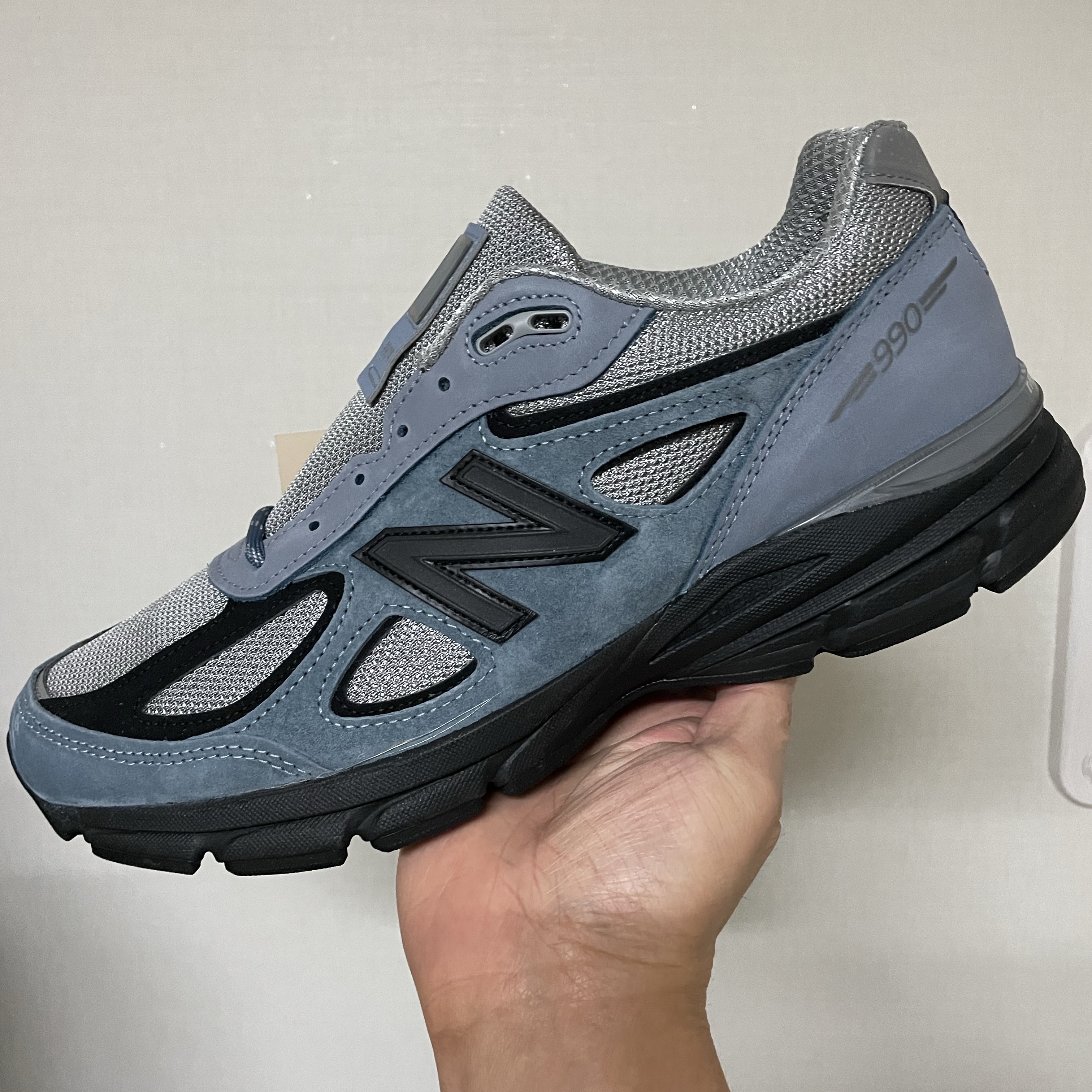 New Balance 990v4 Made in USA Arctic Grey 착용 스타일 - 1