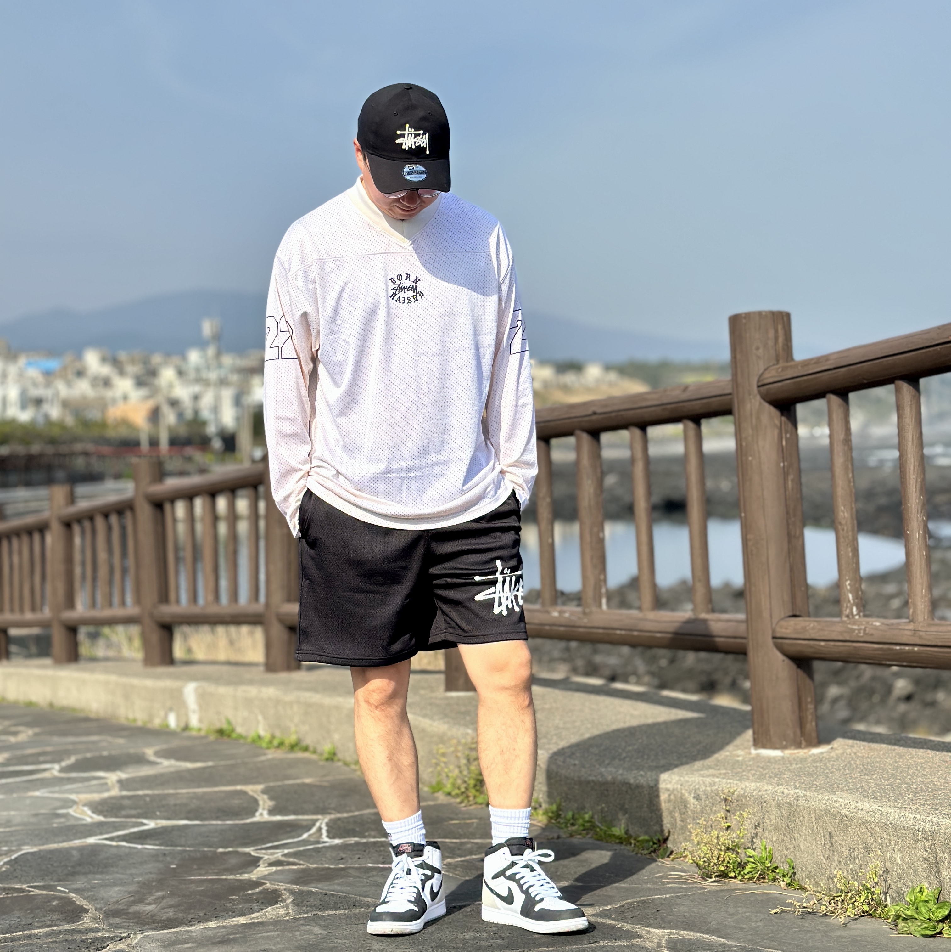 Stussy Basic New Era 9Twenty Basic Strapback Black, Stussy x Born X Raised Cookies & Cream Football Jersey Cream 착용 스타일 - 3