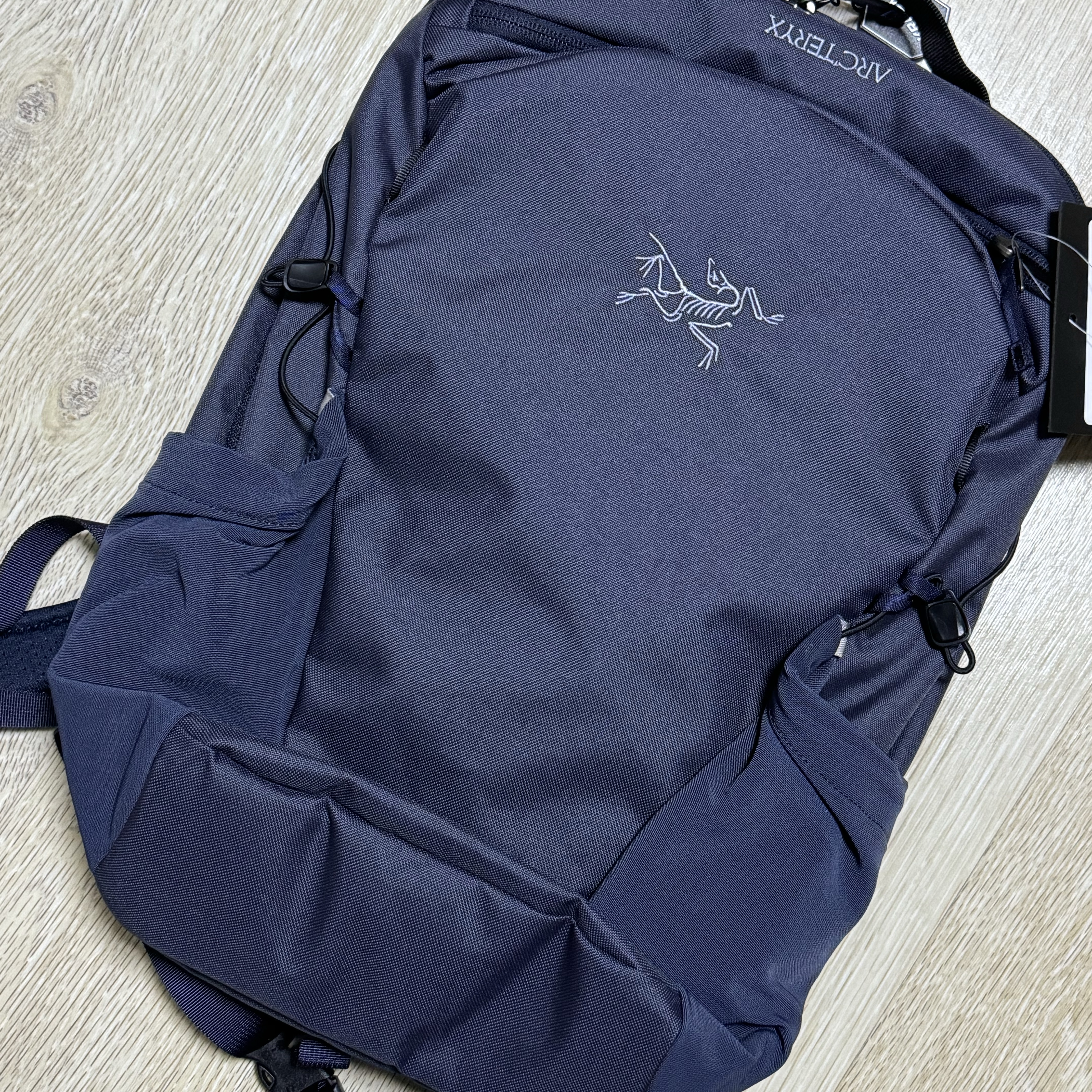 Arc'teryx Mantis 16 Backpack Black Sapphire 착용 스타일