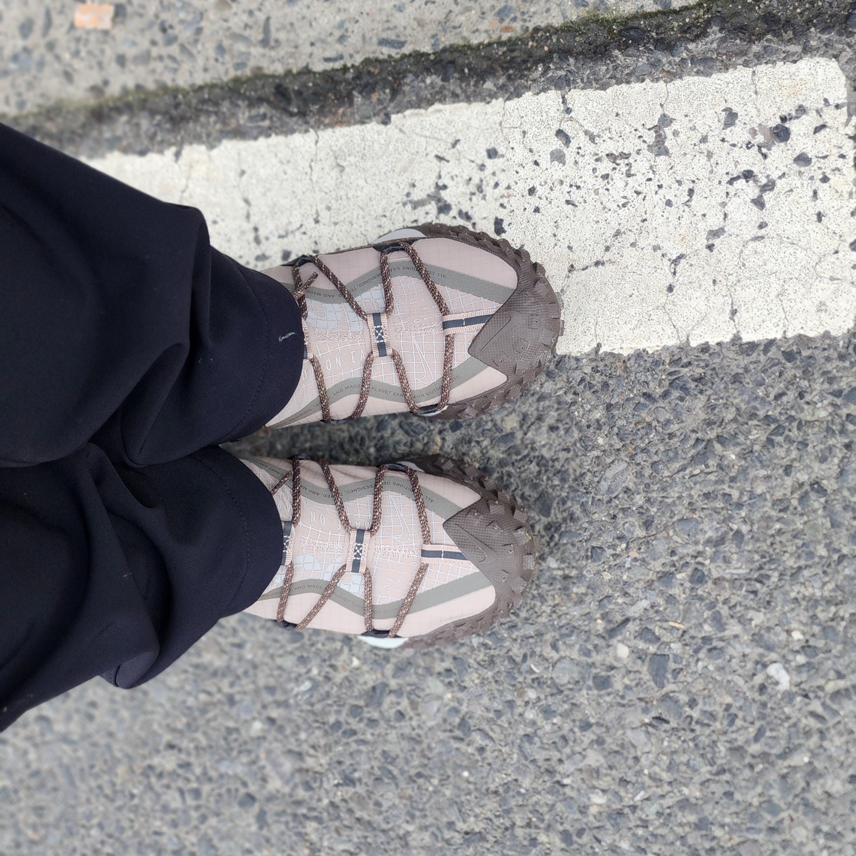 Nike ACG Mountain Fly Low Ironstone 착용 스타일