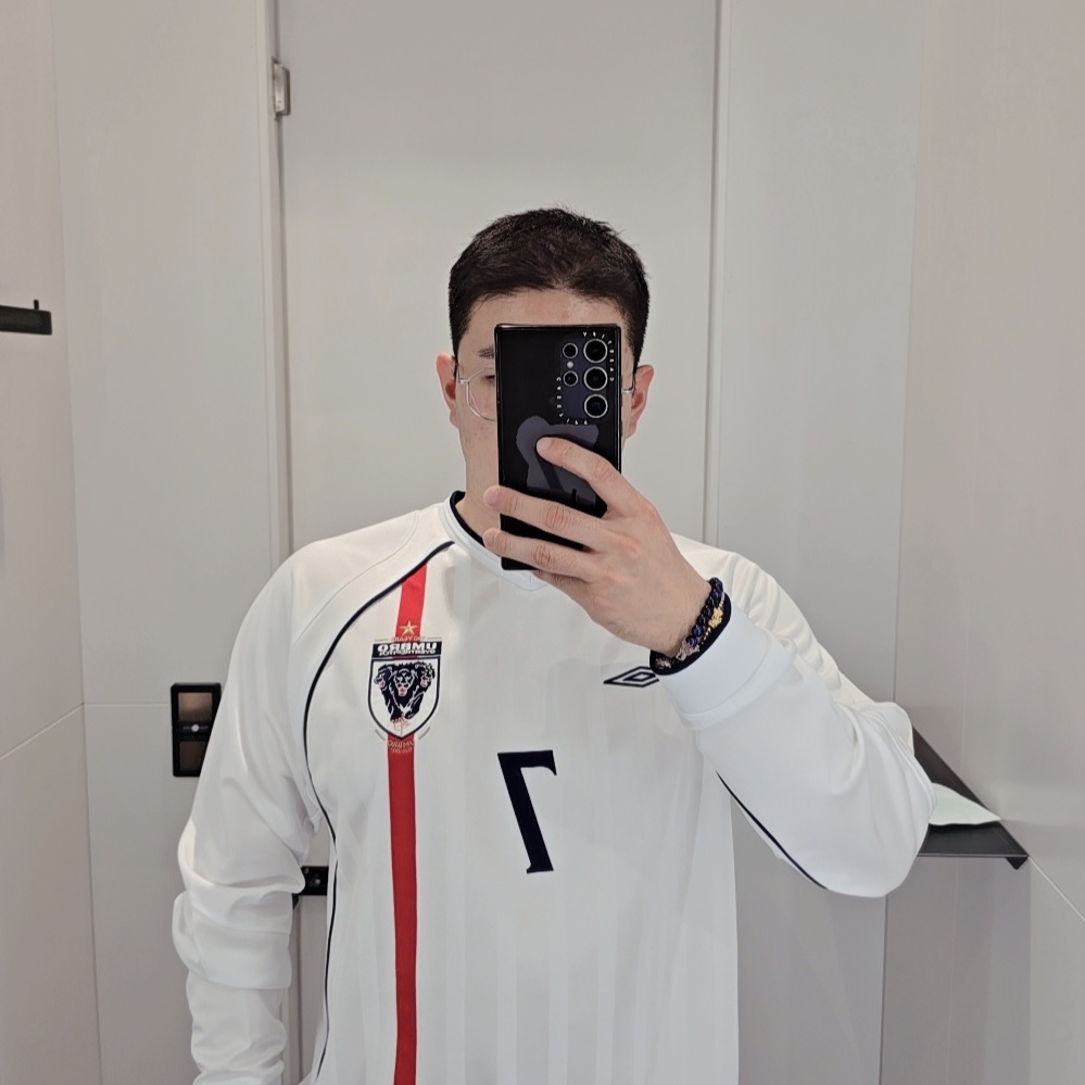 Over The Pitch x Umbro 100th Anniversary Homage Football Jersey, Over The Pitch x Umbro 100th Anniversary Homage Football Jersey 착용 스타일 - 2