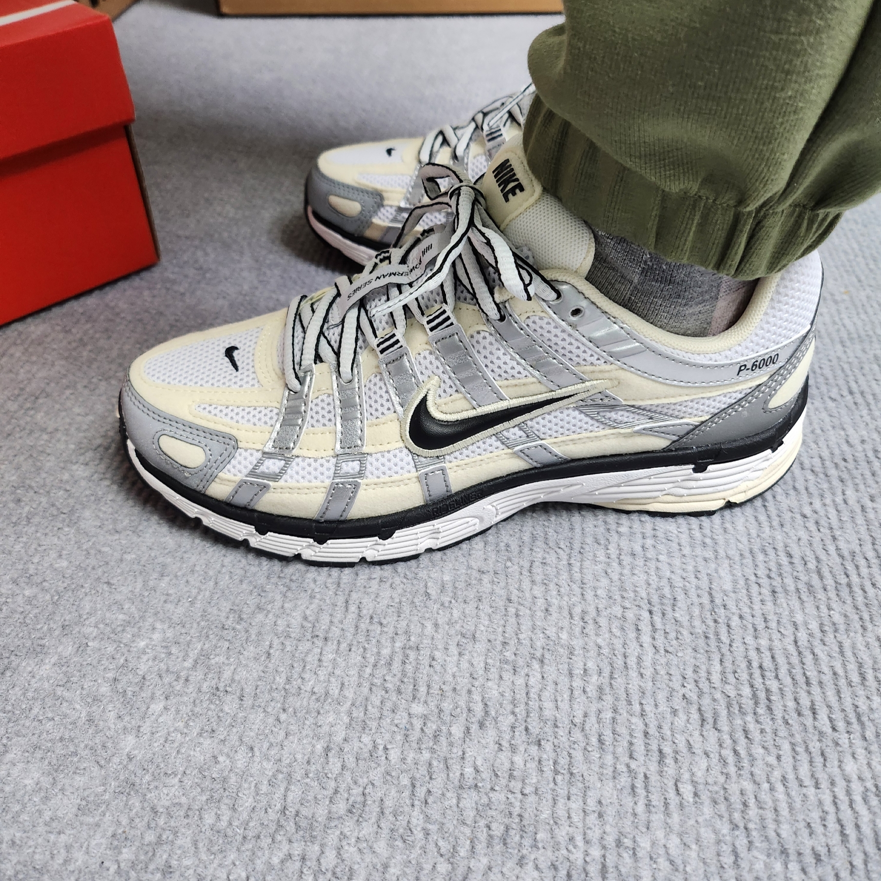 (W) Nike P-6000 Coconut Milk Metallic Silver 착용 스타일 - 4