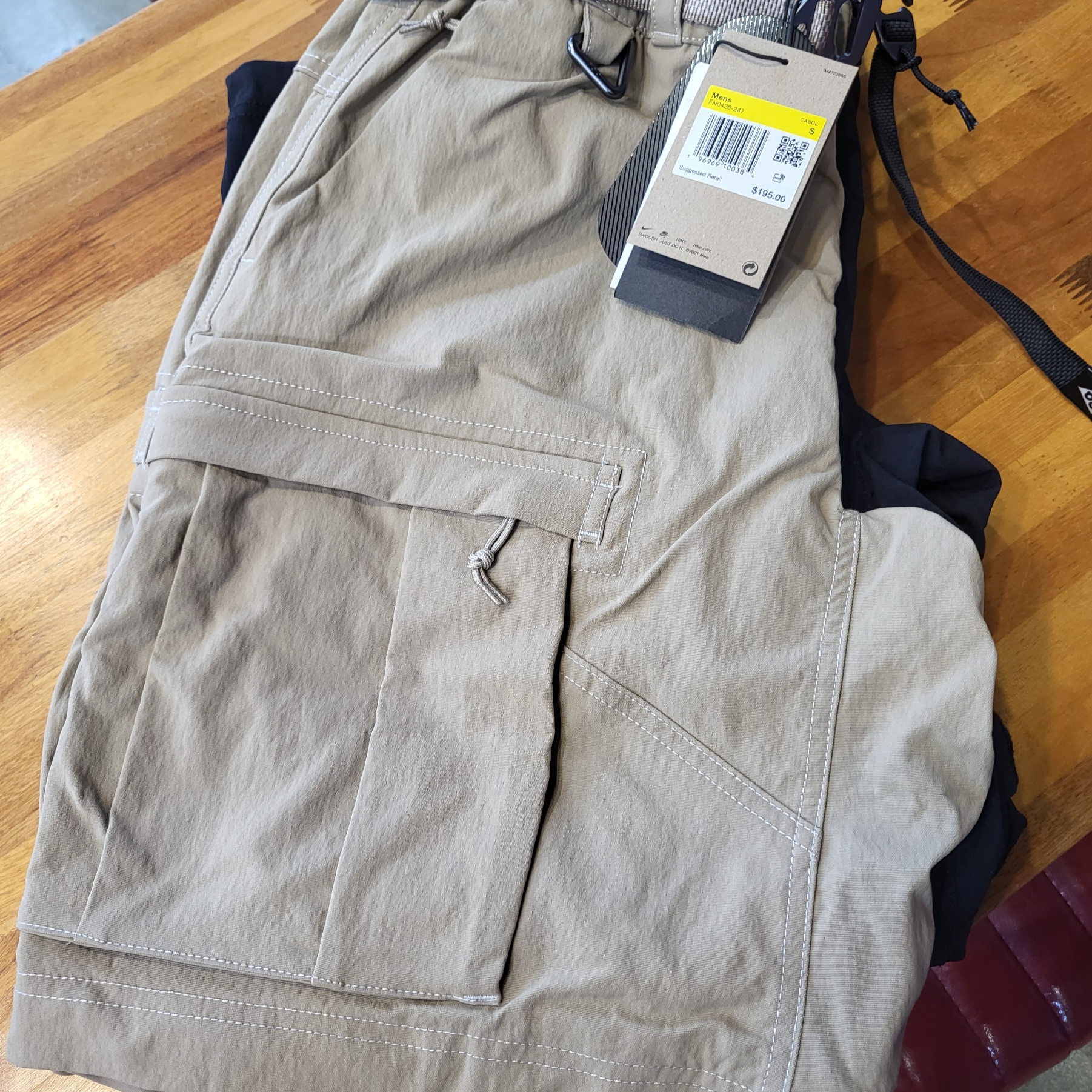 Nike ACG Smith Summit Cargo Pants Khaki Iron Ore - US/EU, Nike ACG Smith Summit Cargo Pants Black Anthracite - Asia 착용 스타일 - 1