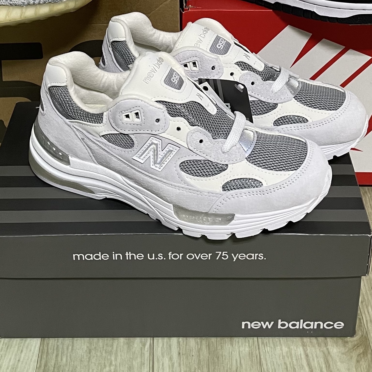 New Balance 992 Made in USA White Silver 착용 스타일 - 2
