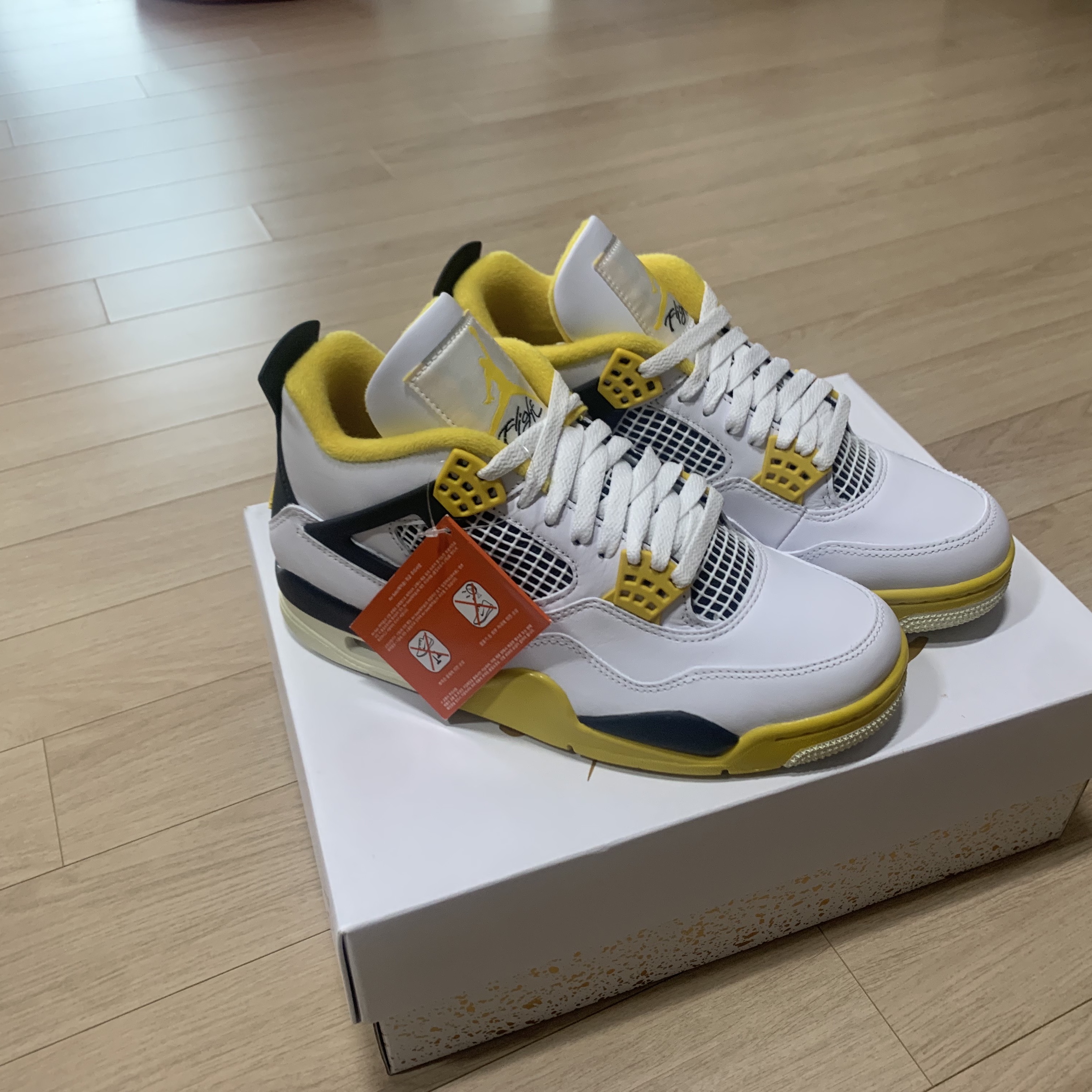(W) Jordan 4 Retro Vivid Sulfur 착용 스타일 - 3