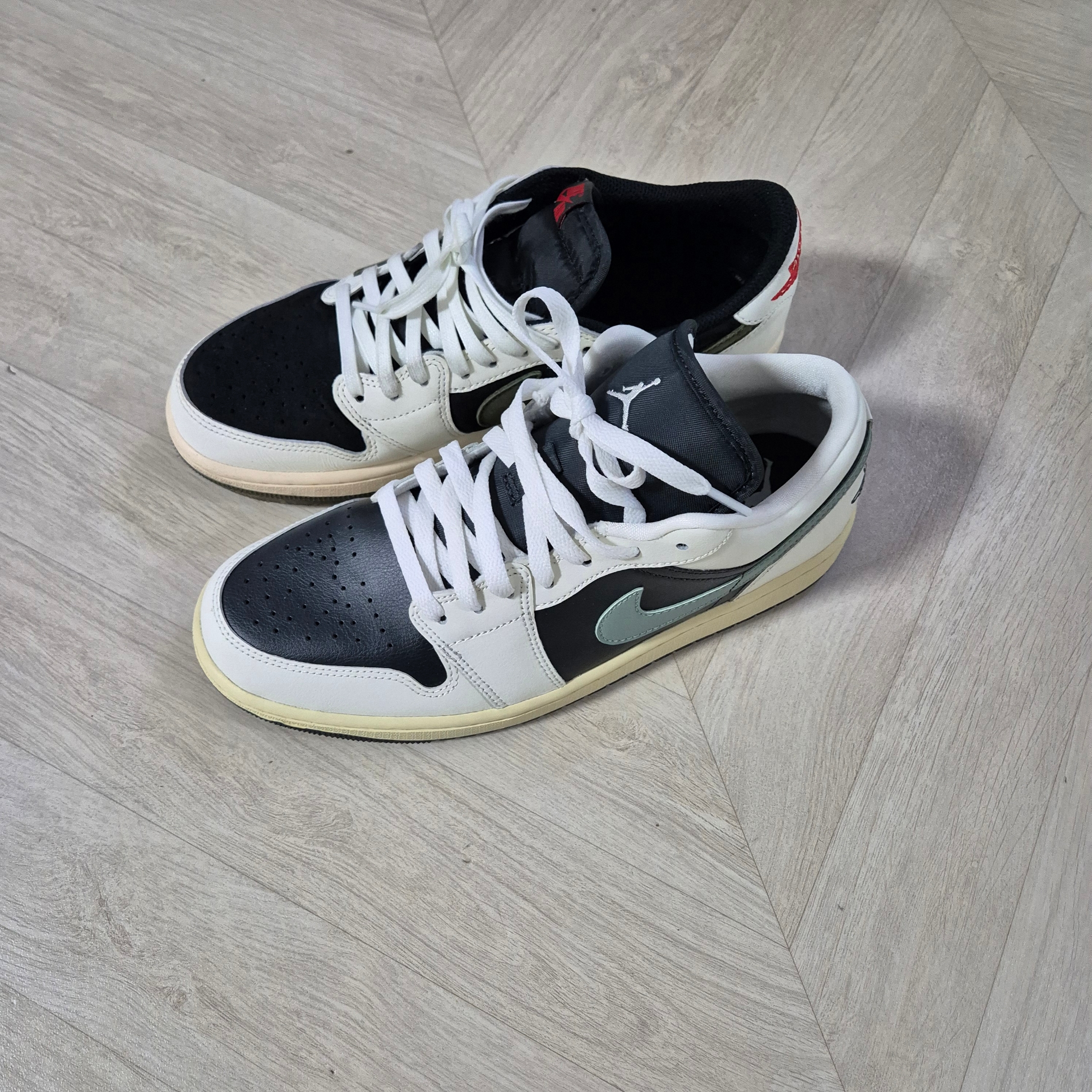 (W) Jordan 1 Low Anthracite Sail, (W) Jordan 1 x Travis Scott Retro Low OG SP Medium Olive 착용 스타일 - 1
