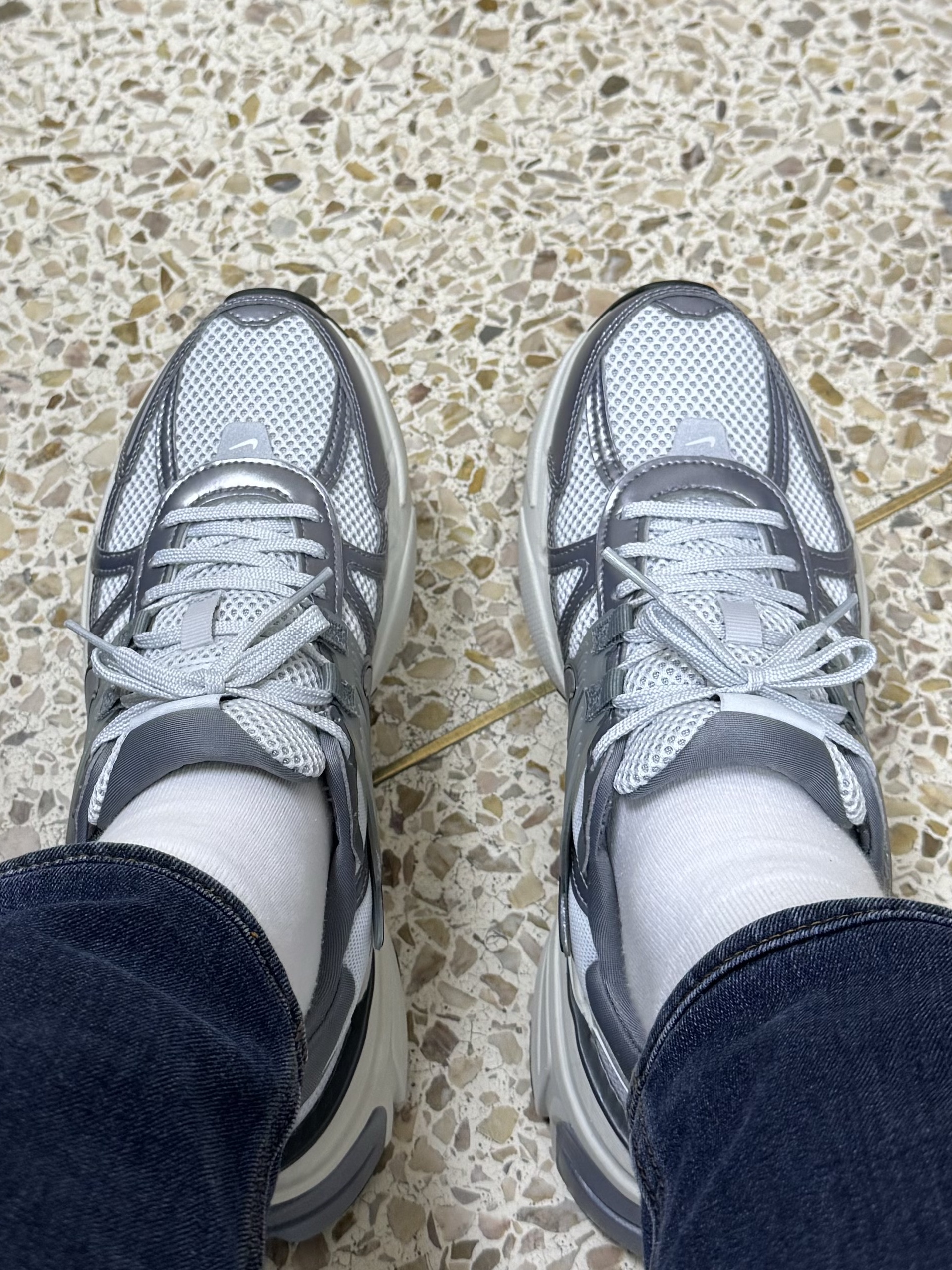 Nike V2K Run Pure Platinum Wolf Grey 착용 스타일 - 1