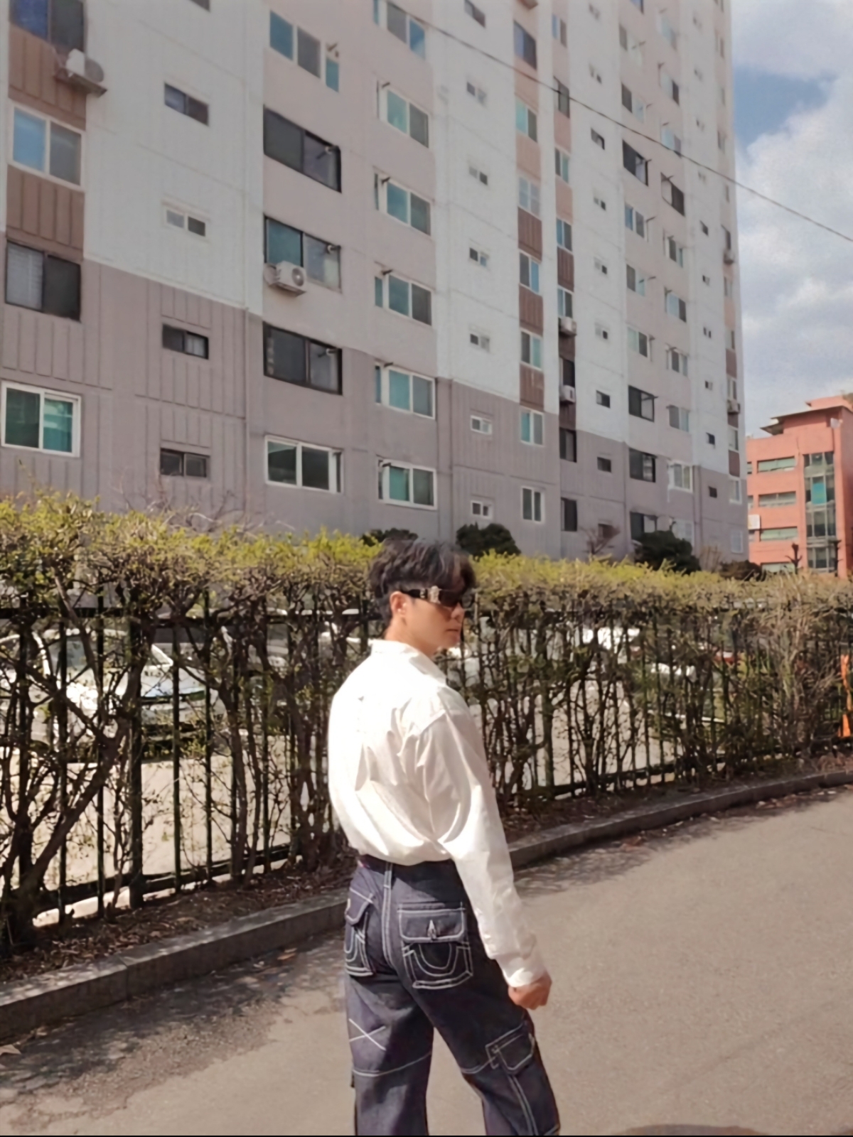 True Religion x KIRSH Stitch Point Denim Cargo Pants Blue Denim, (W) Jordan 1 x Travis Scott Retro Low OG SP Medium Olive 착용 스타일 - 2