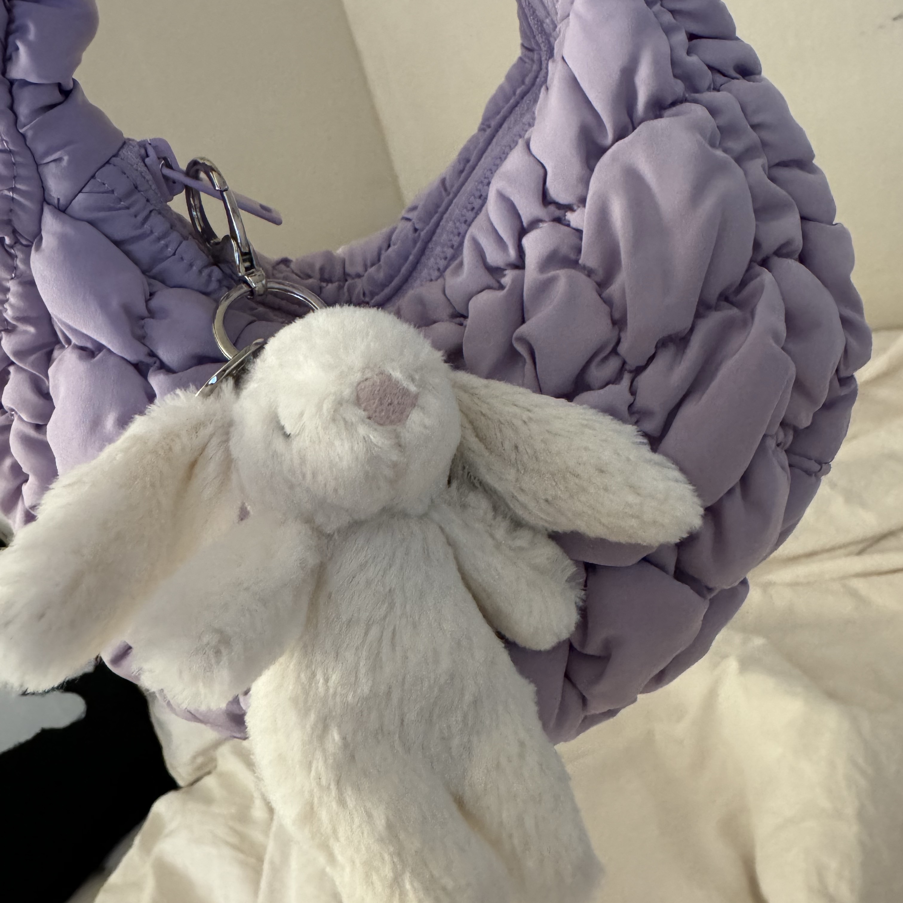 COS Quilted Micro Bag Purple, Jellycat Bashful Bunny Bag Charm Cream 착용 스타일