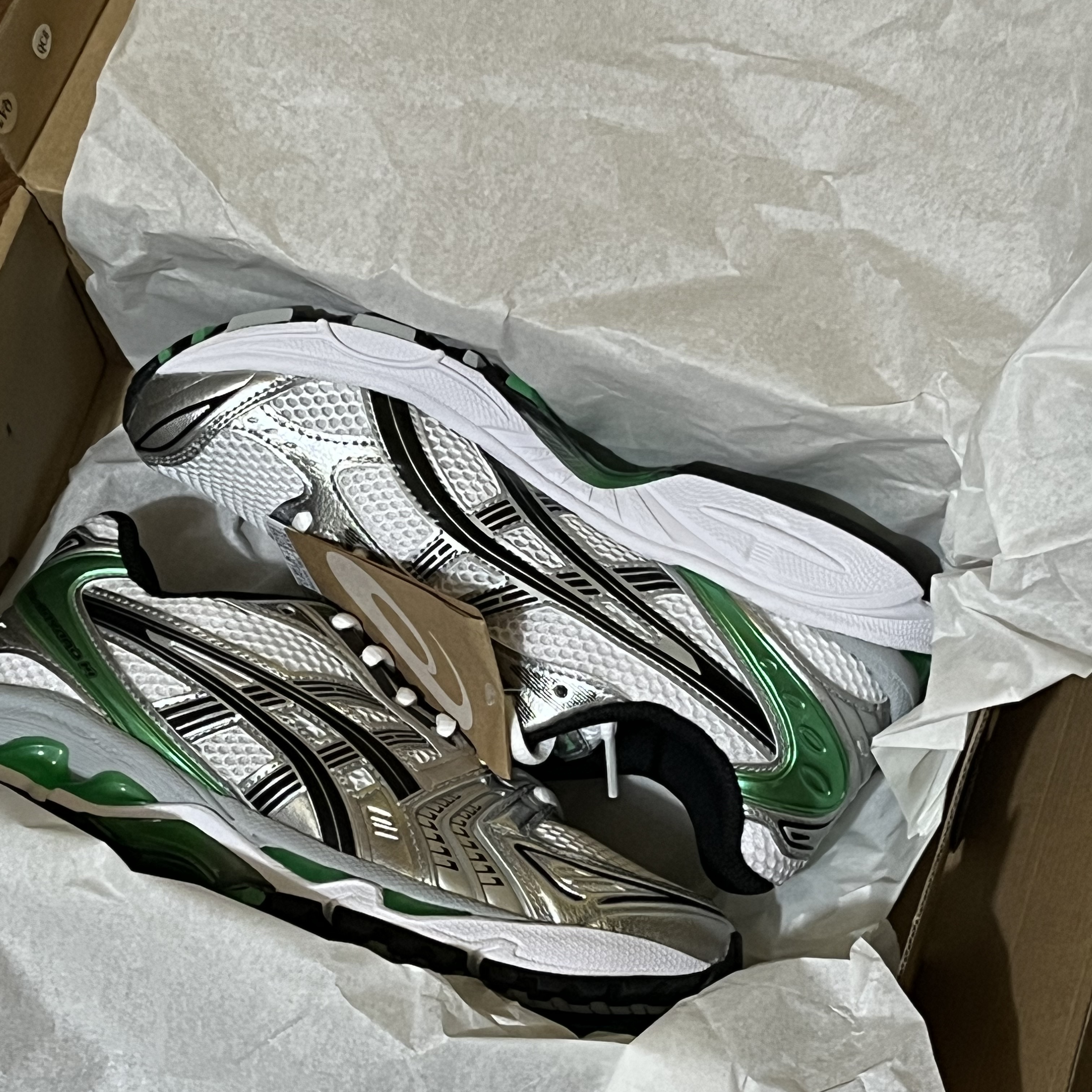 Asics Gel-Kayano 14 White Malachite Green 착용 스타일