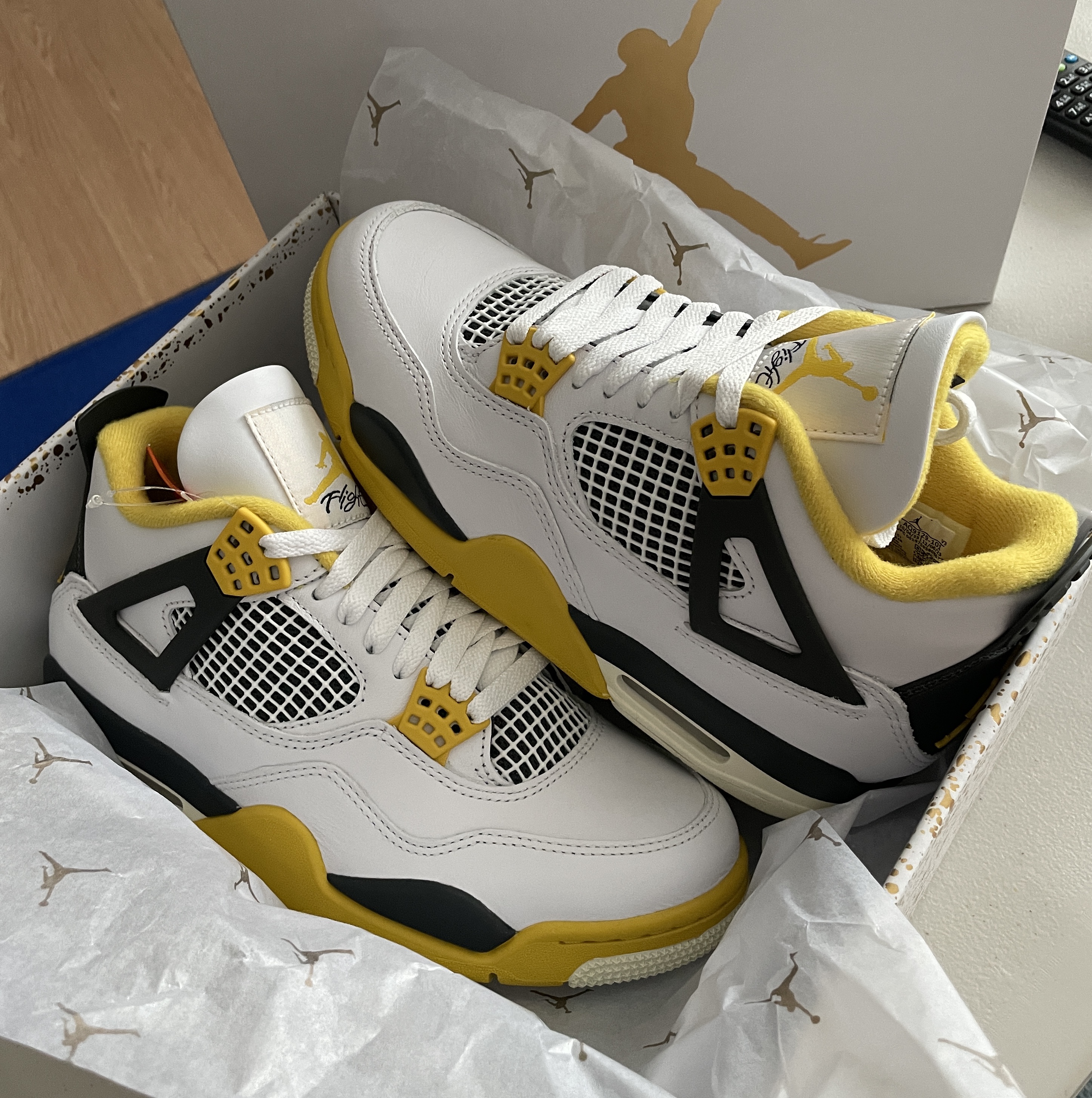 (W) Jordan 4 Retro Vivid Sulfur 착용 스타일 - 3