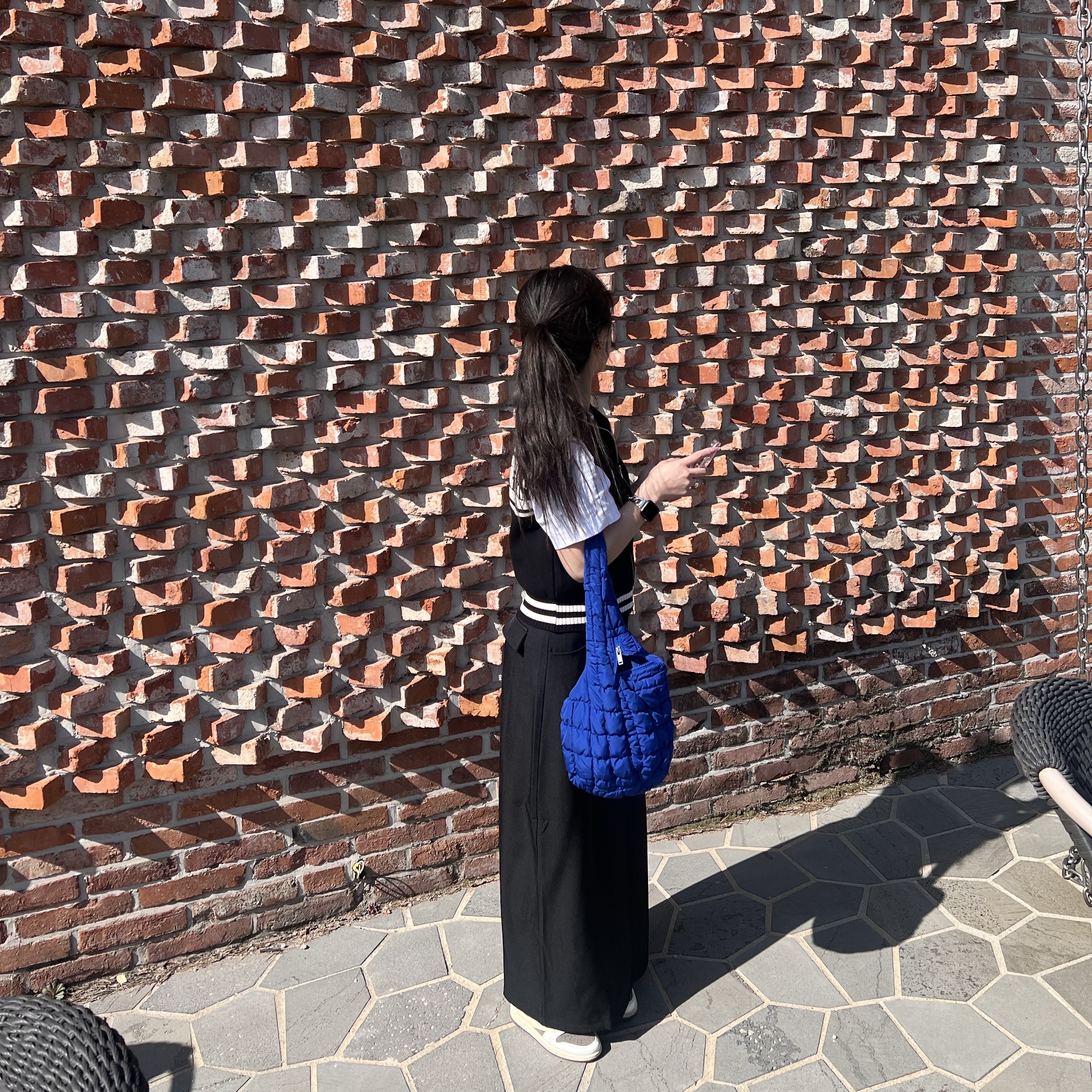 (W) Matin Kim Spell Point Stripe Knit Vest Black, COS Quilted Mini Bag Blue 착용 스타일 - 4