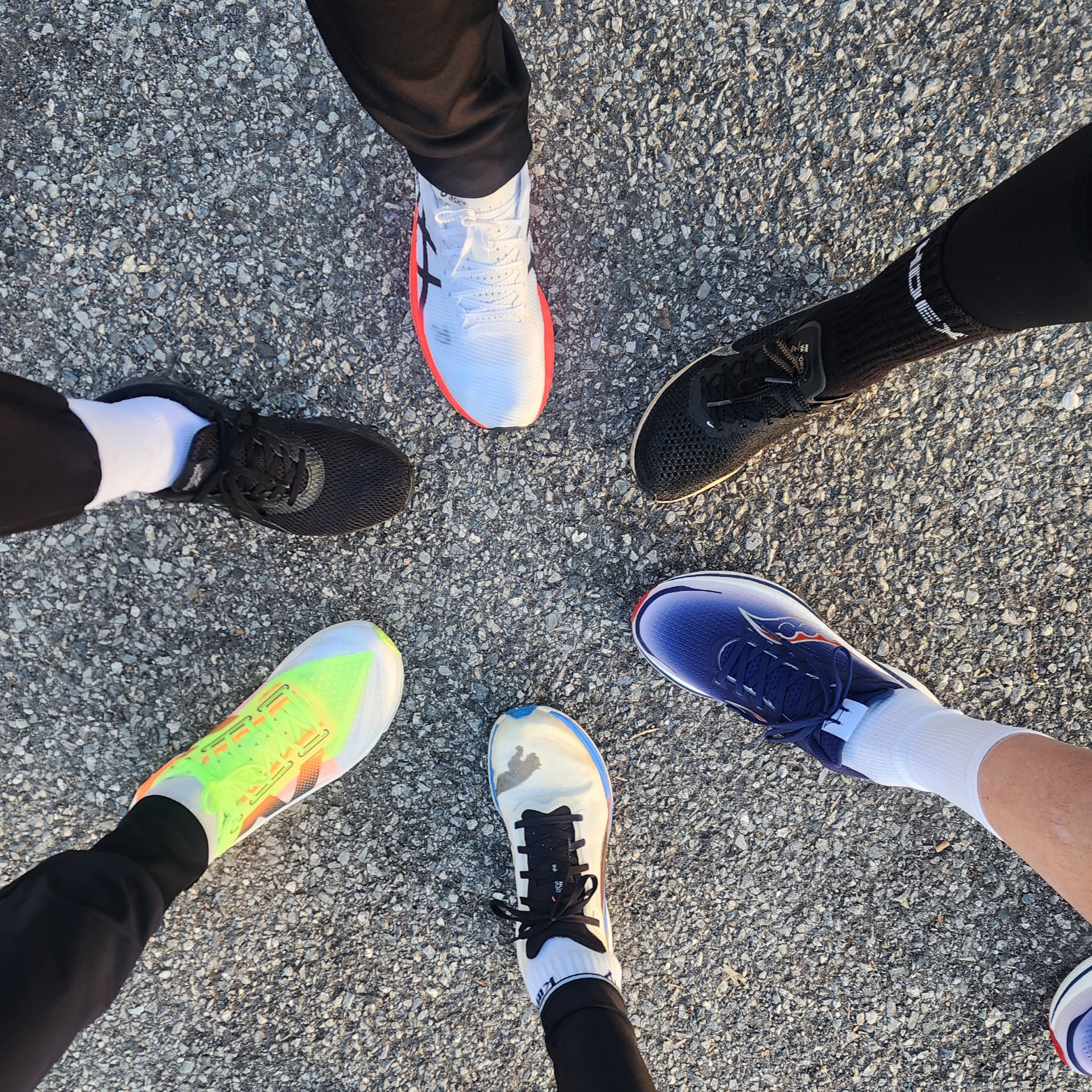 (W) New Balance Fuelcell Rebel v4 White Bleached Lime Glow - D Wide, (W) Nike ZoomX Vaporfly Next% 3 Black Metallic Gold Grain 착용 스타일 - 1