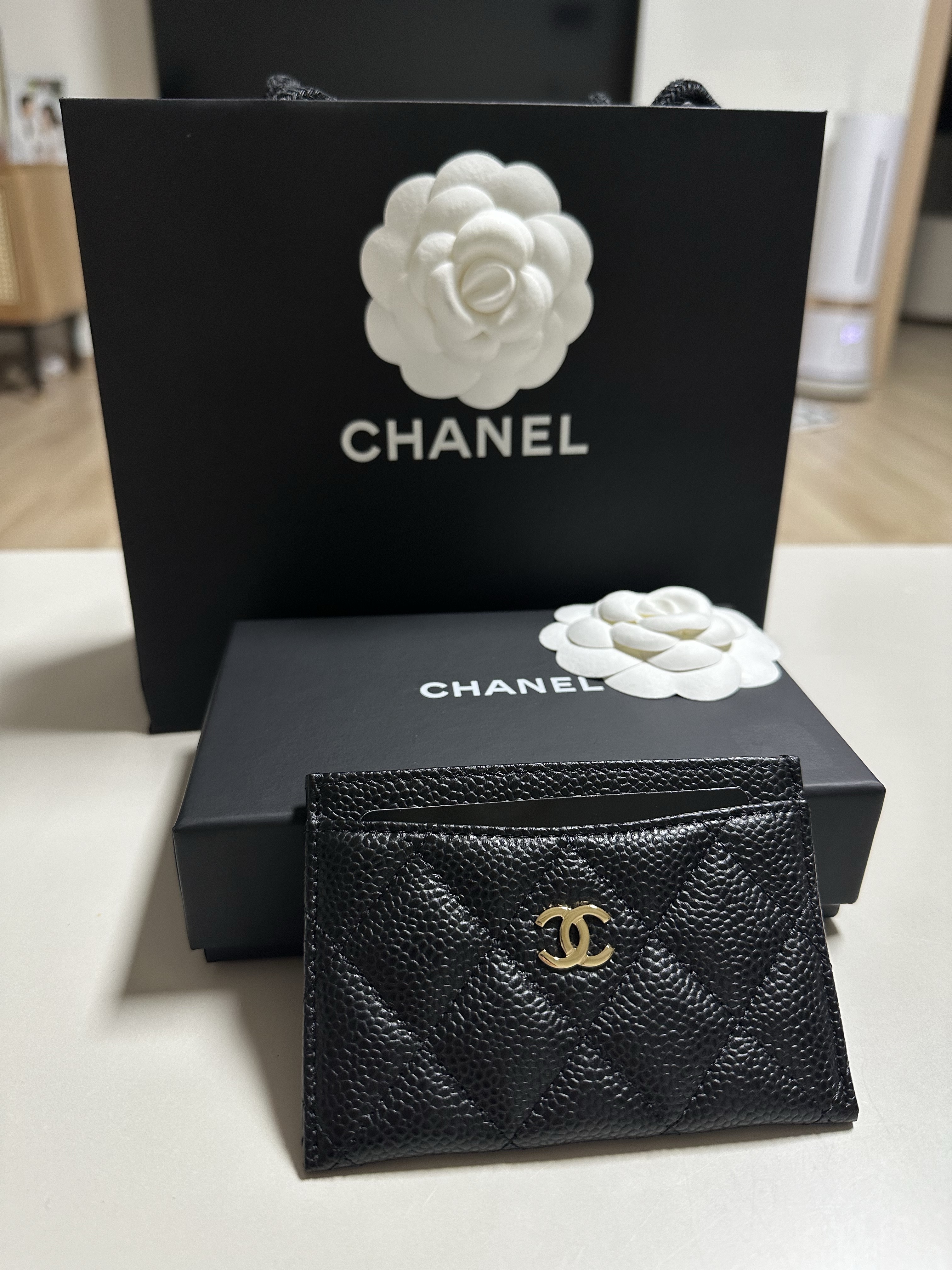 Chanel Classic Card Holder Grained Calfskin & Gold Black 착용 스타일