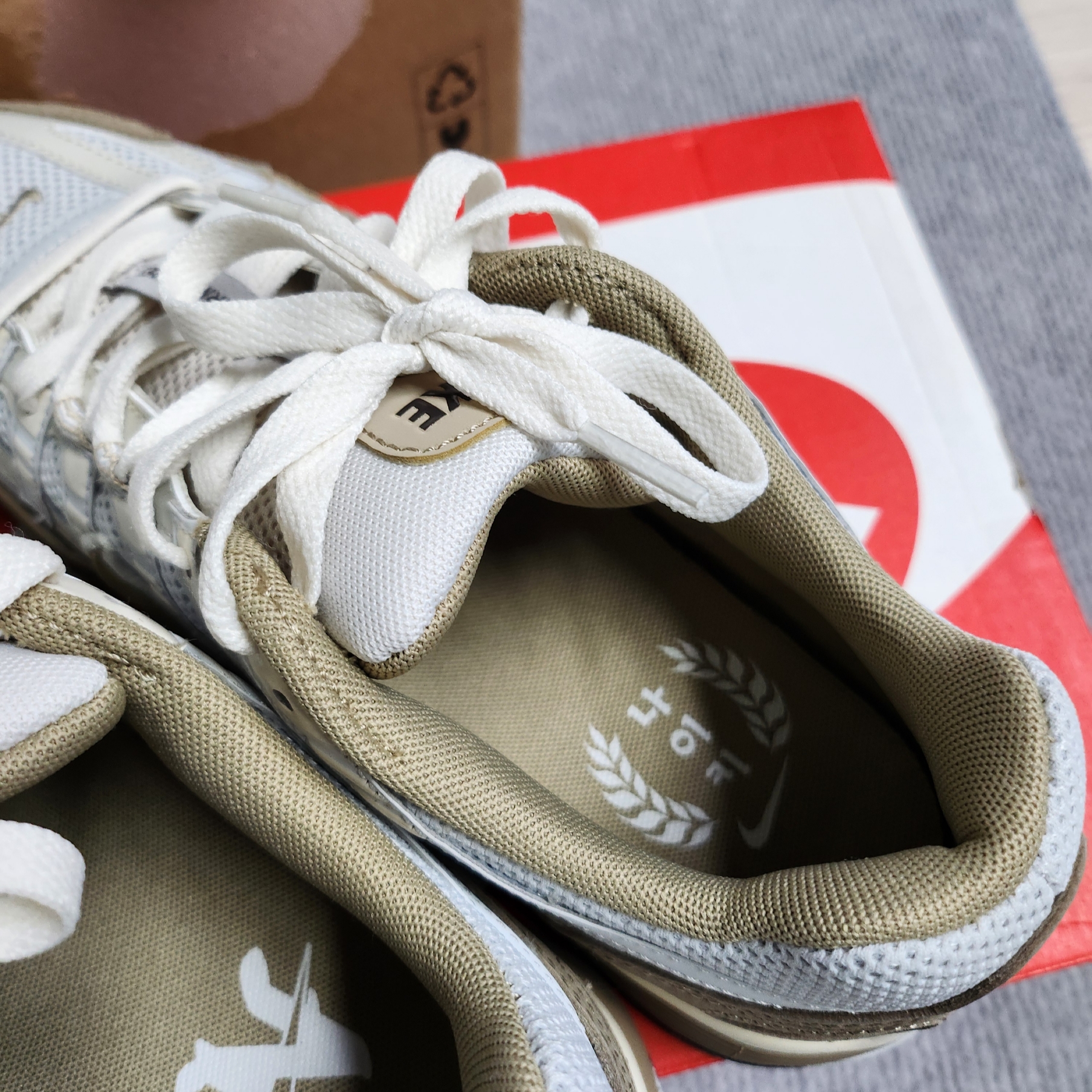Nike P-6000 PRM Hangul Day Photon Dust Khaki 착용 스타일 - 4