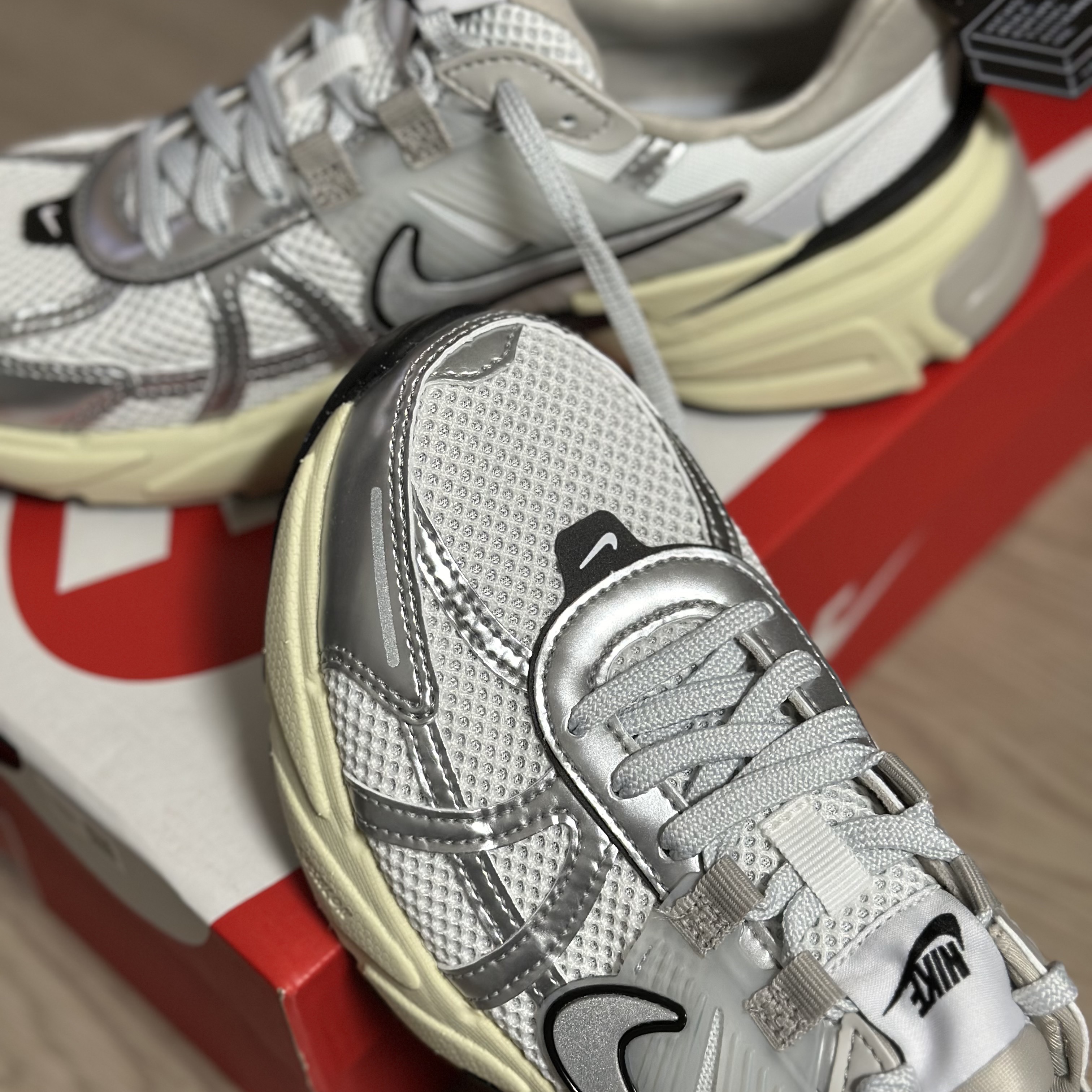 Nike V2K Run Summit White Metallic Silver 착용 스타일