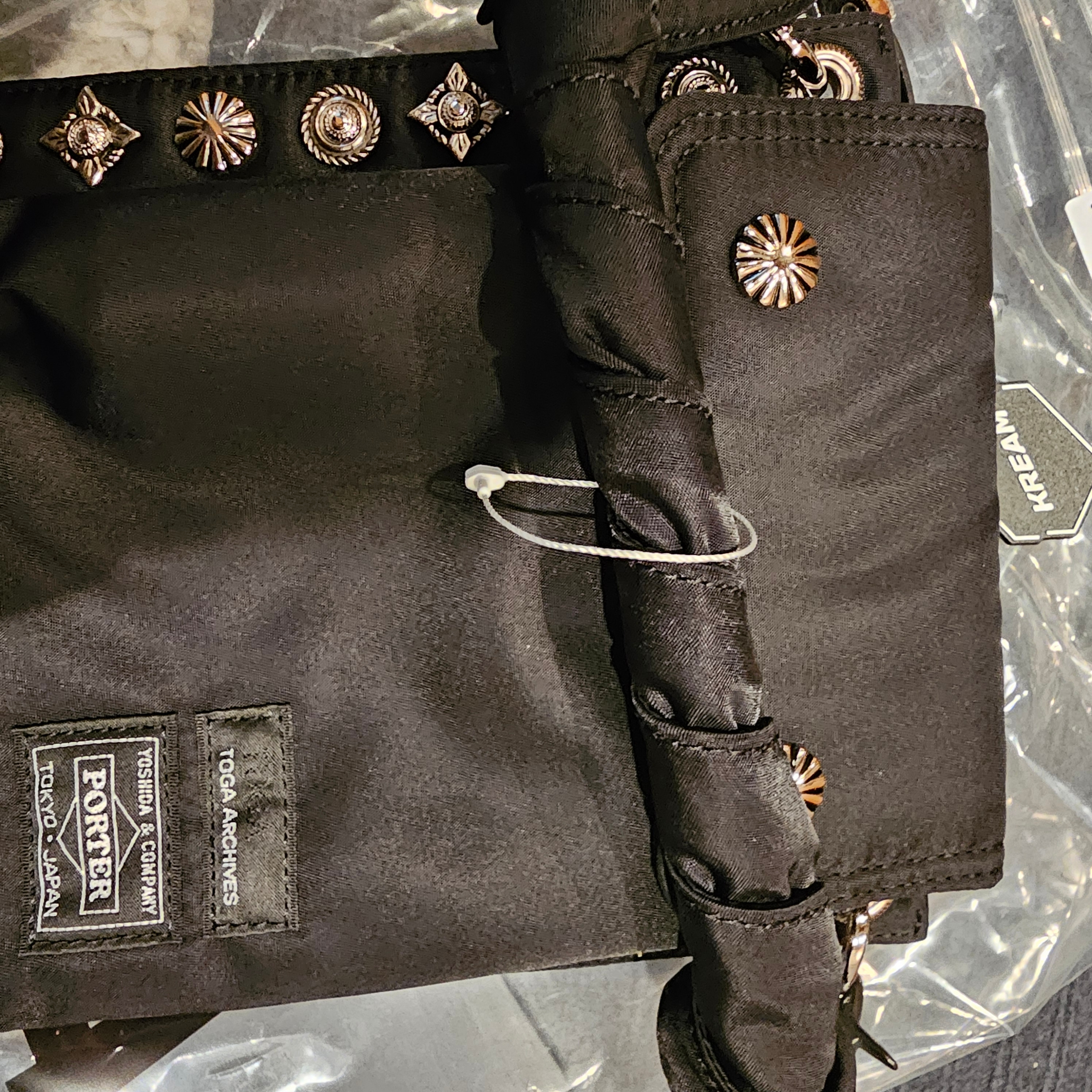 Porter x Toga Shoulder Pouch Black 착용 스타일