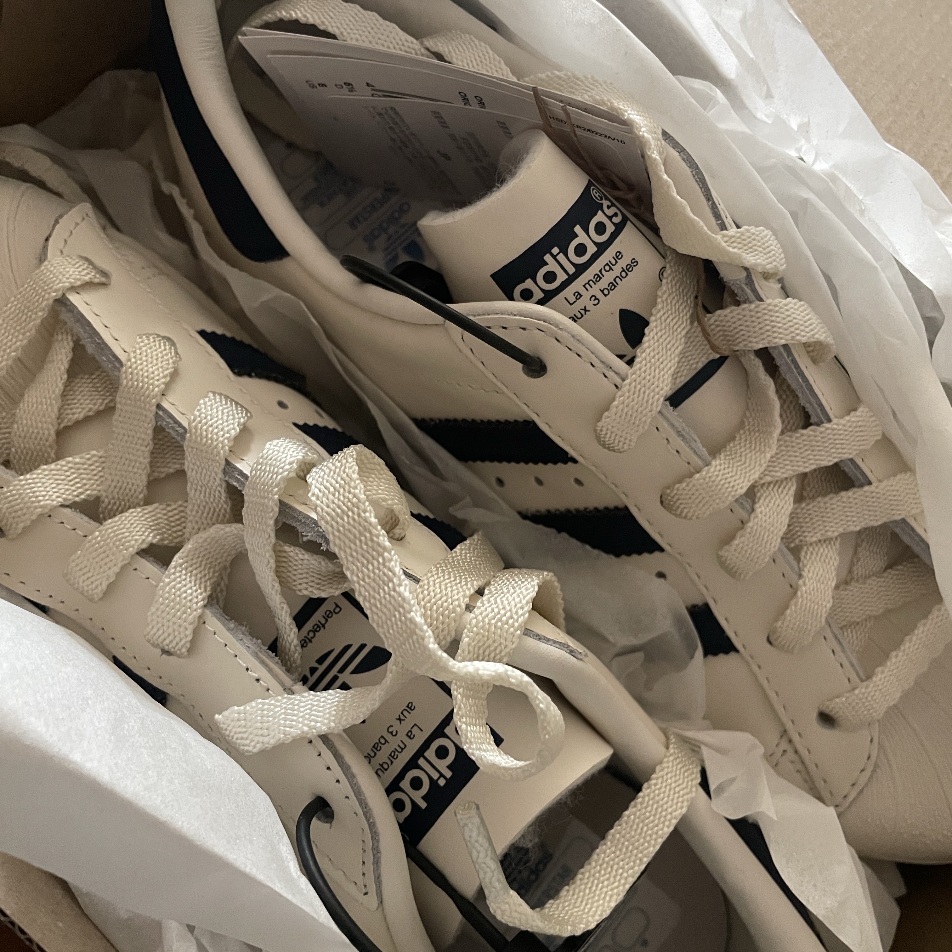 Adidas Superstar 82 White Dark Blue 착용 스타일