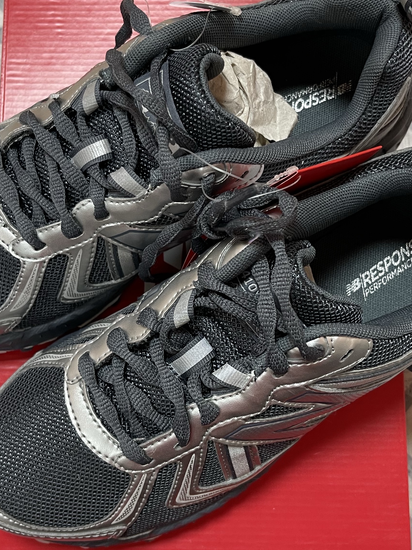 Nike V2K Run Pure Platinum Wolf Grey, New Balance 410v5 Black Silver - 2E Wide 착용 스타일 - 4