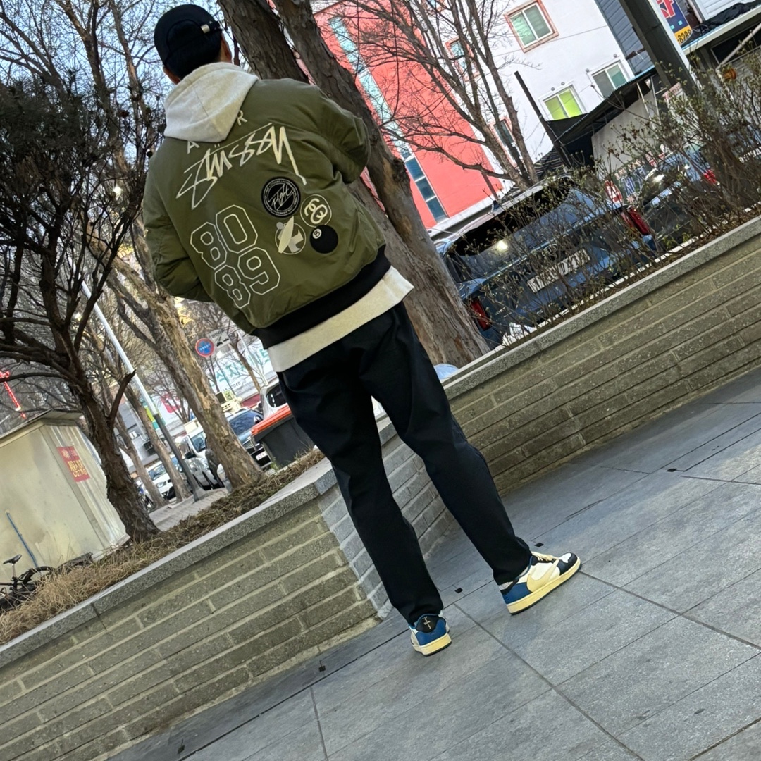Nike x Stussy Reversible Jacket Medium Olive (FJ9153-222), Jordan 1 x Travis Scott x Fragment Retro Low OG SP Military Blue 착용 스타일