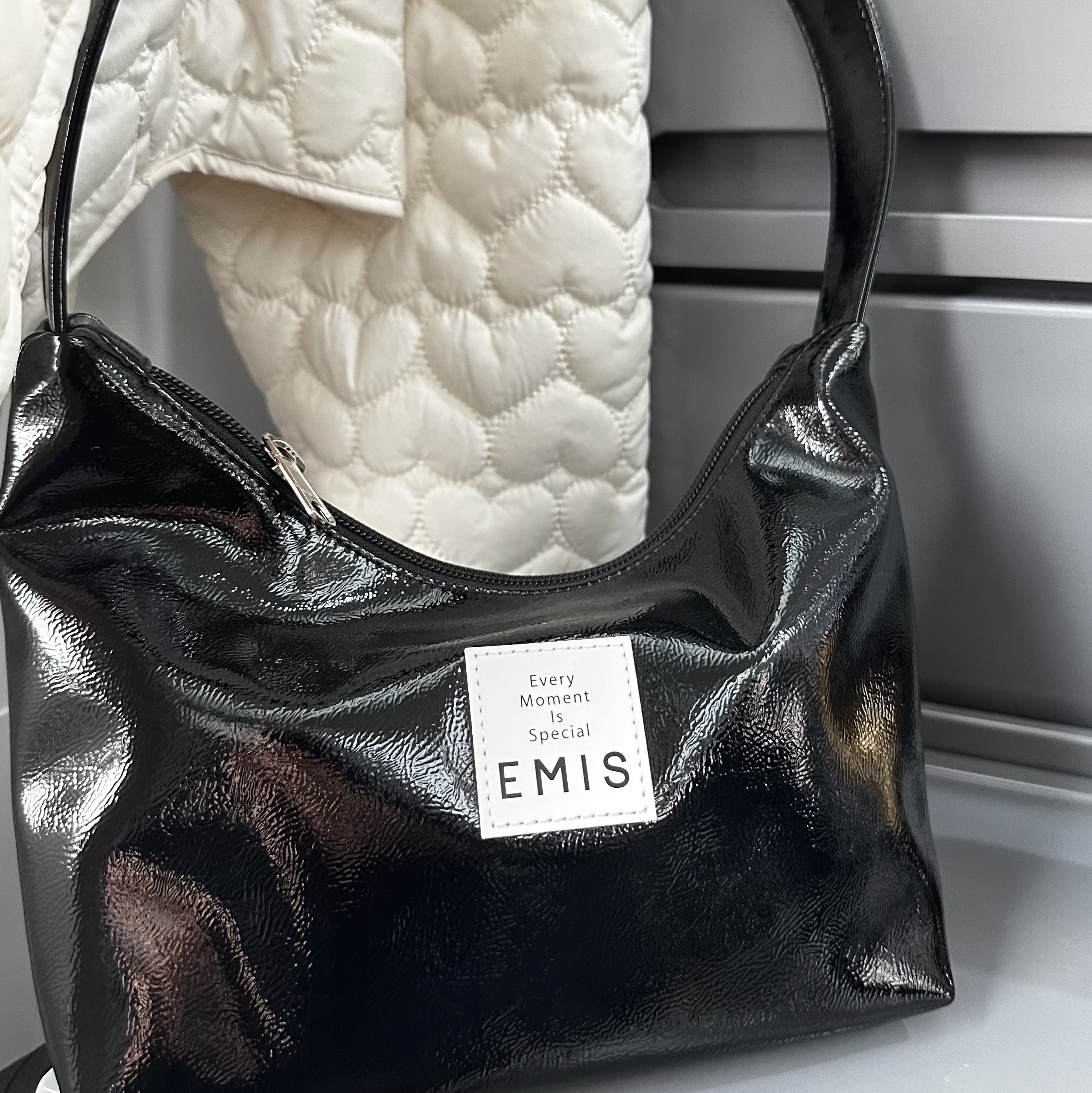Emis New Enamel Hobo Bag Black 착용 스타일
