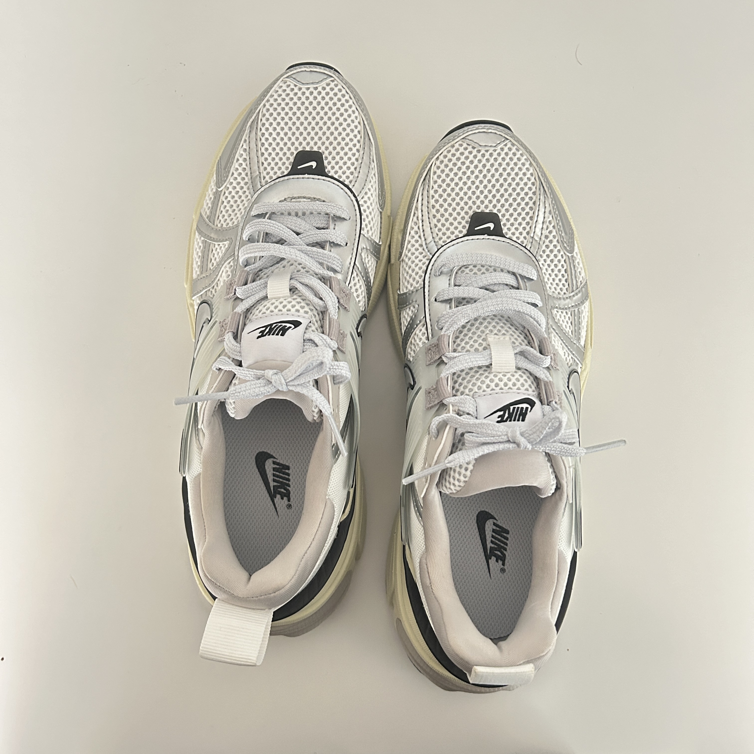 Nike V2K Run Summit White Metallic Silver 착용 스타일 - 2
