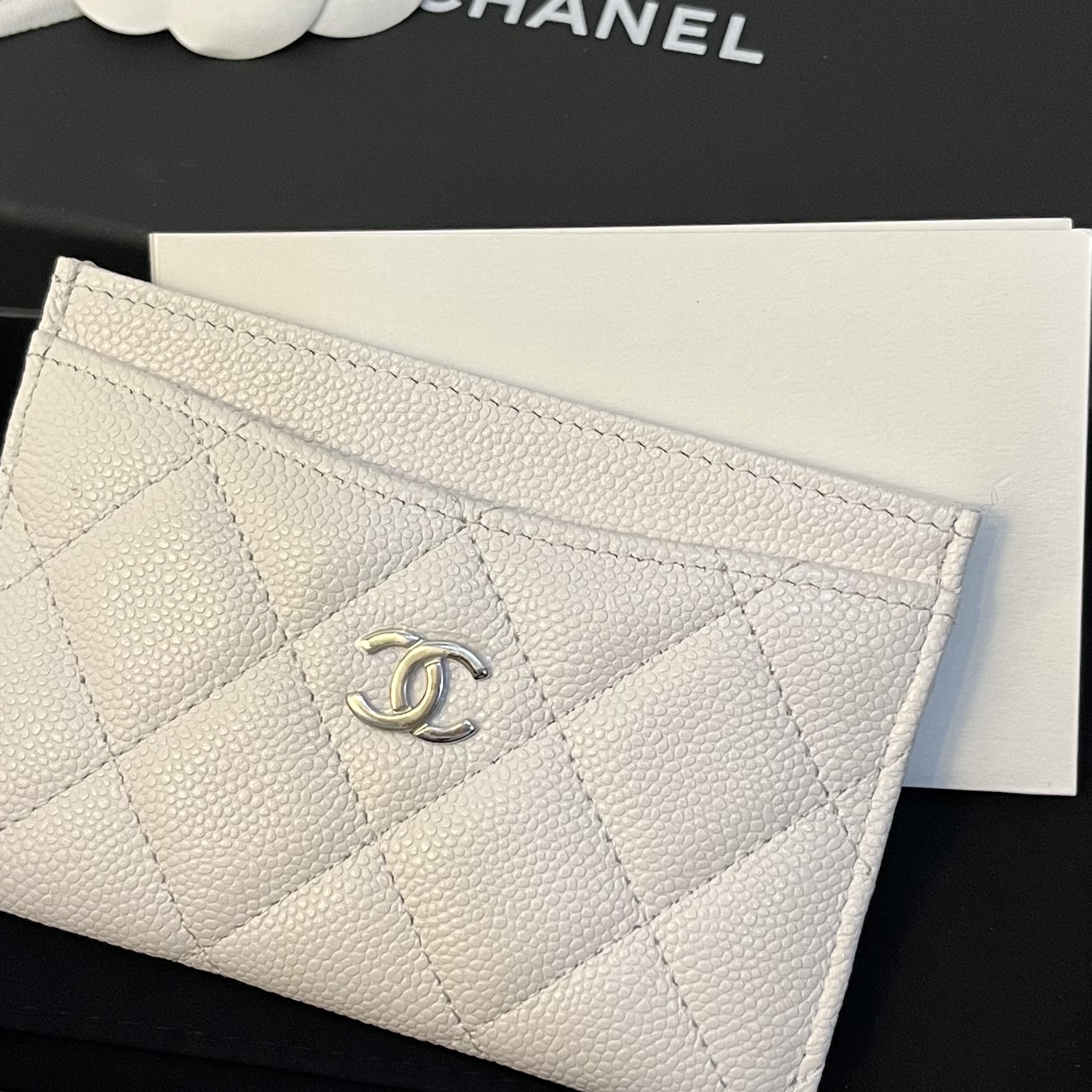 Chanel Classic Card Holder Shiny Grained Calfskin & Silver White 착용 스타일