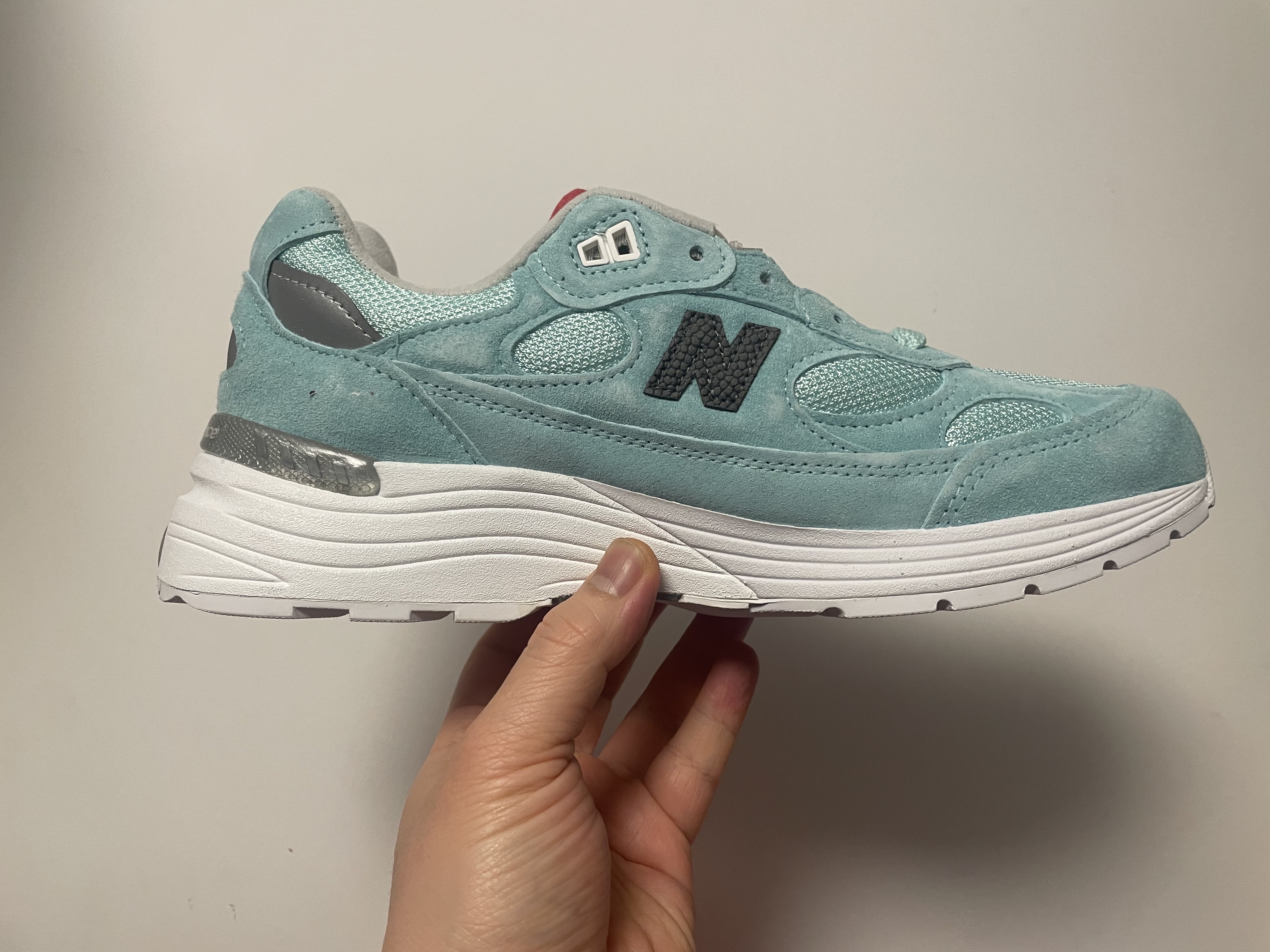 New Balance x Kith 992 Made in USA Kithmas Light Reef 착용 스타일 - 2