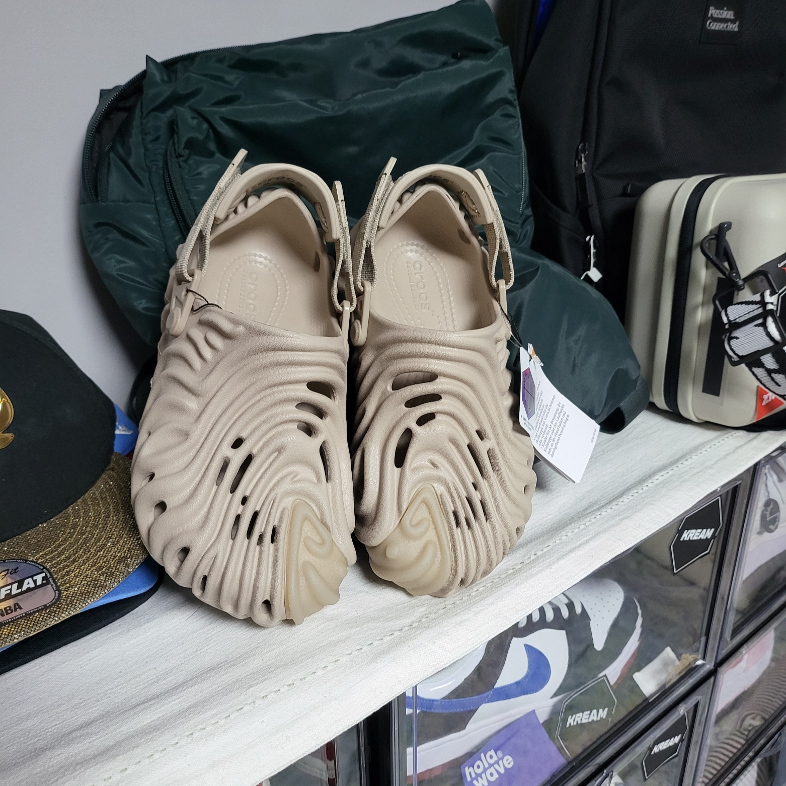 Crocs x Salehe Bembury Pollex Clog Horchata 착용 스타일 - 2