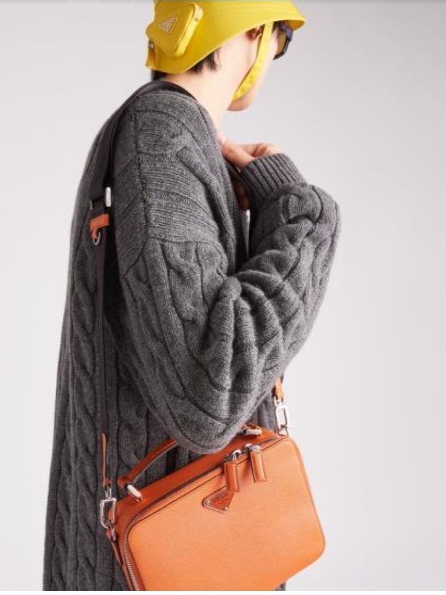 Prada Saffiano Leather Brique Bag Papaya 착용 스타일 - 1