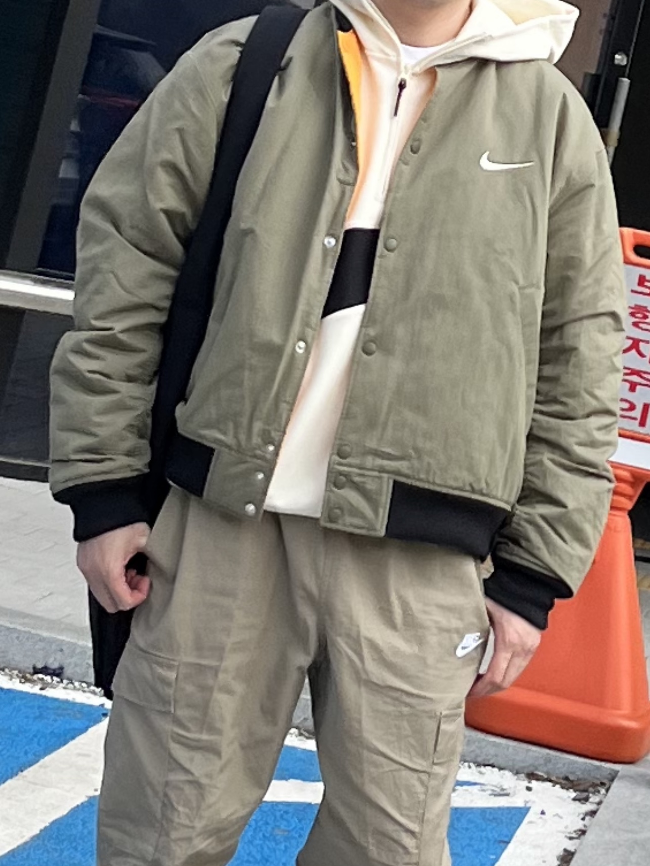 Nike Swoosh Half Zip Fleece Hoodie Coconut Milk Black - Asia, Nike x Stussy Reversible Jacket Medium Olive (FJ9153-222) 착용 스타일 - 1