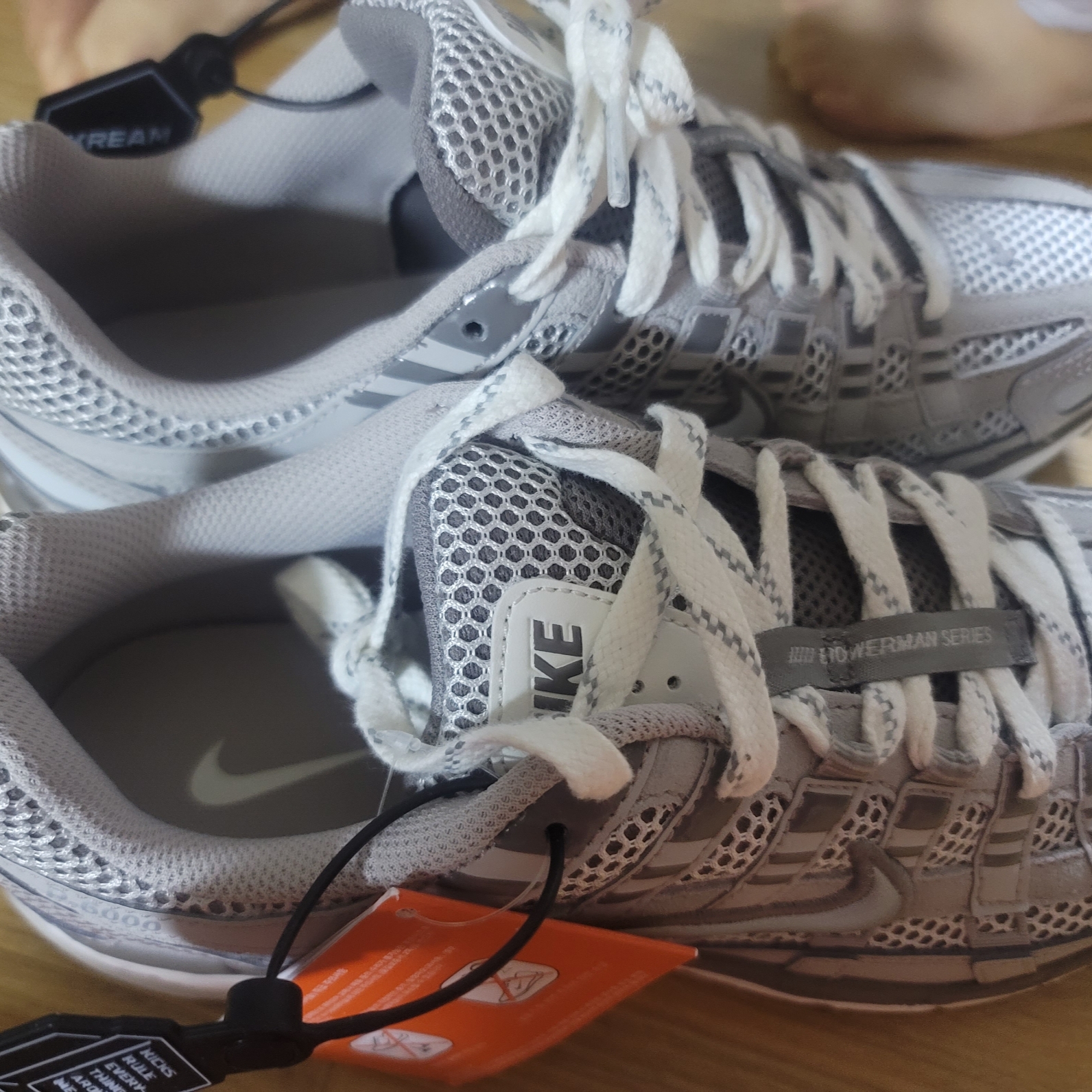 Nike P-6000 PRM Light Iron Ore 착용 스타일