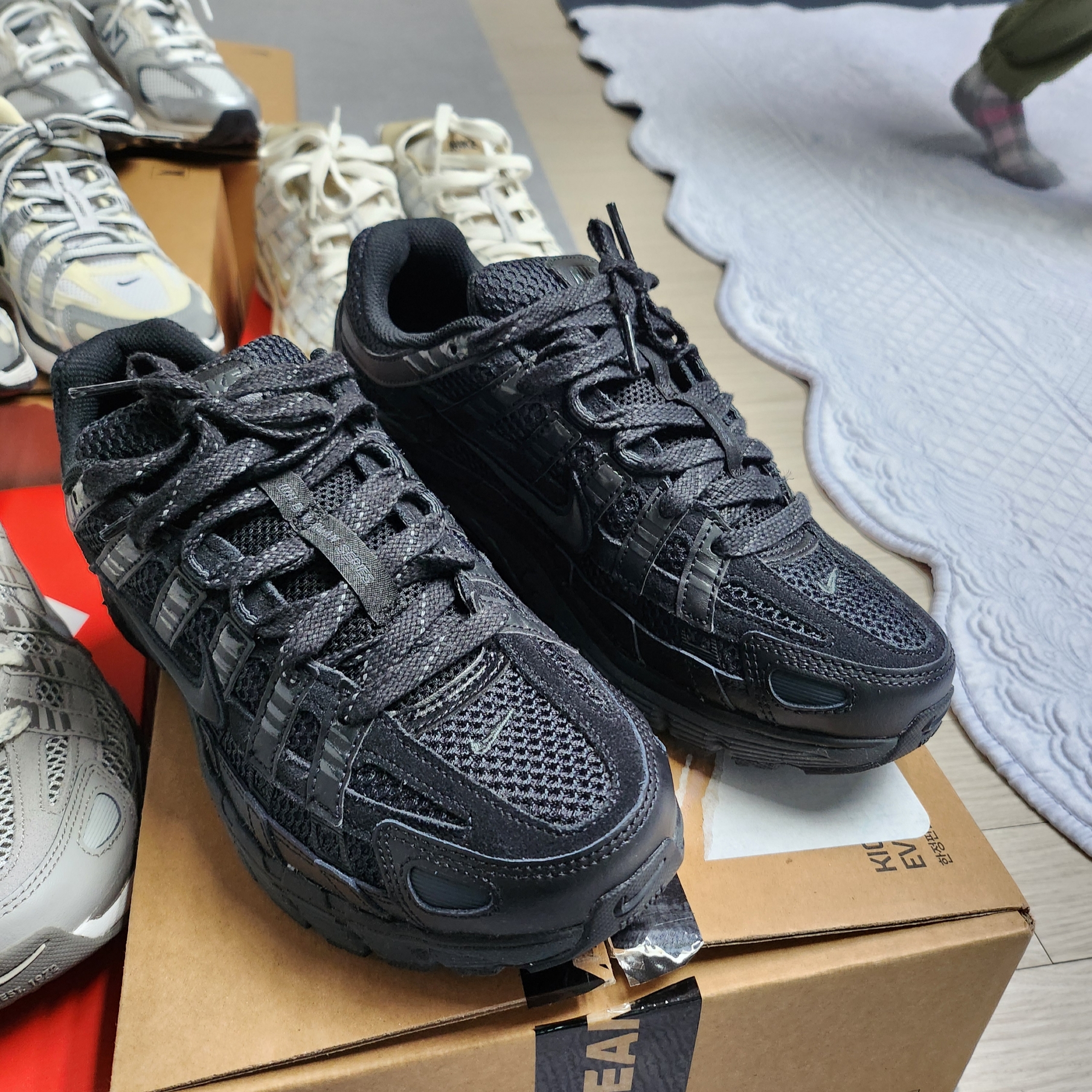 Nike P-6000 PRM Triple Black 착용 스타일 - 4