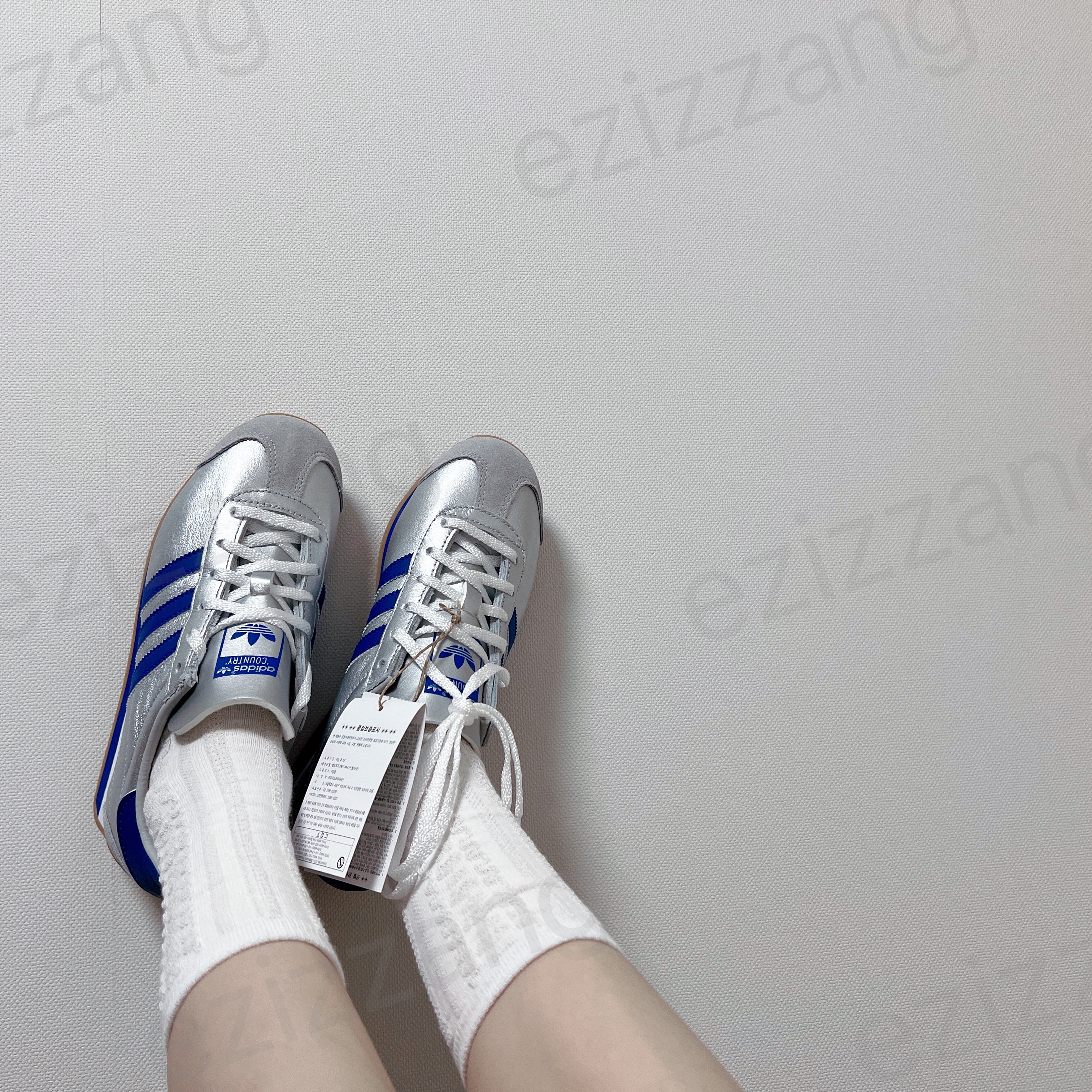 Adidas Country OG Matte Silver Bright Blue 착용 스타일