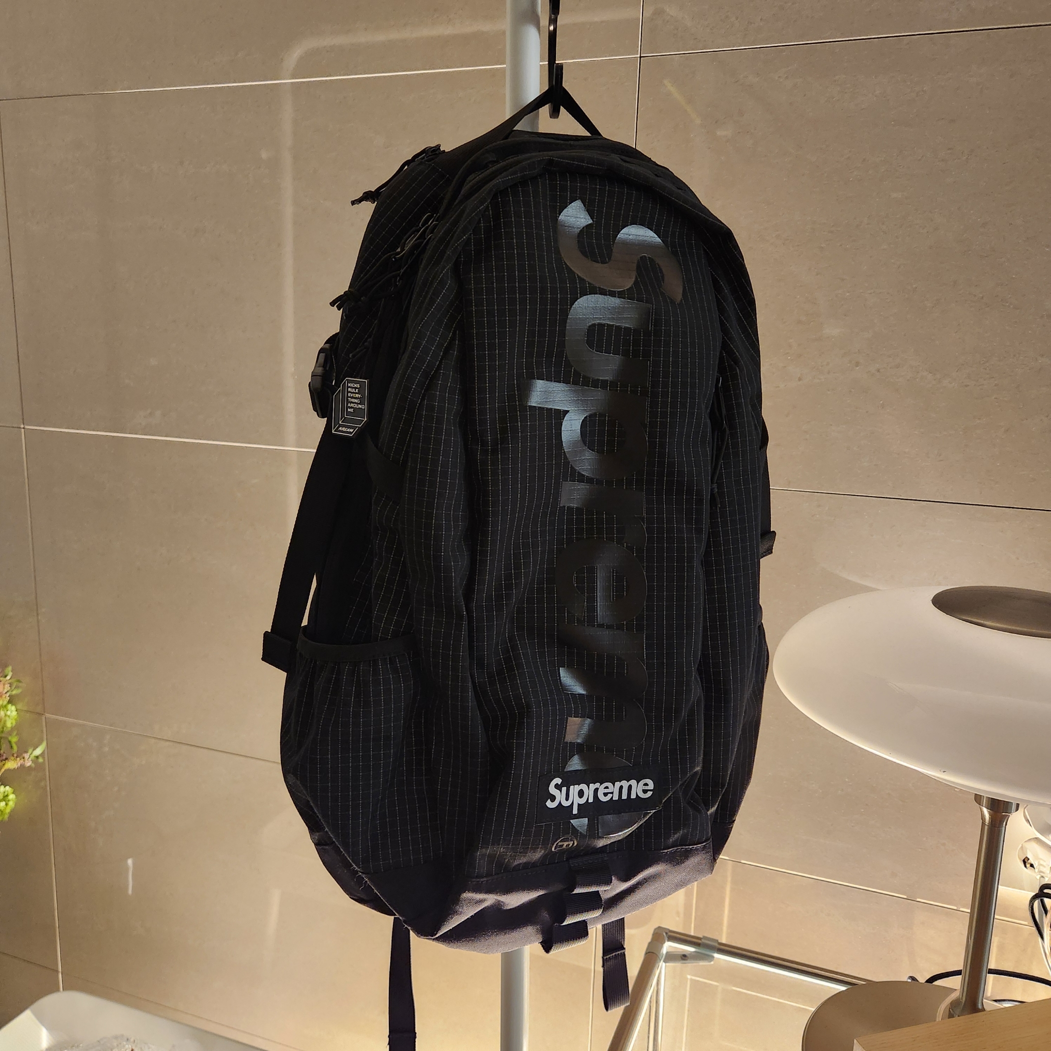 Supreme Backpack Black - 24SS 착용 스타일 - 1