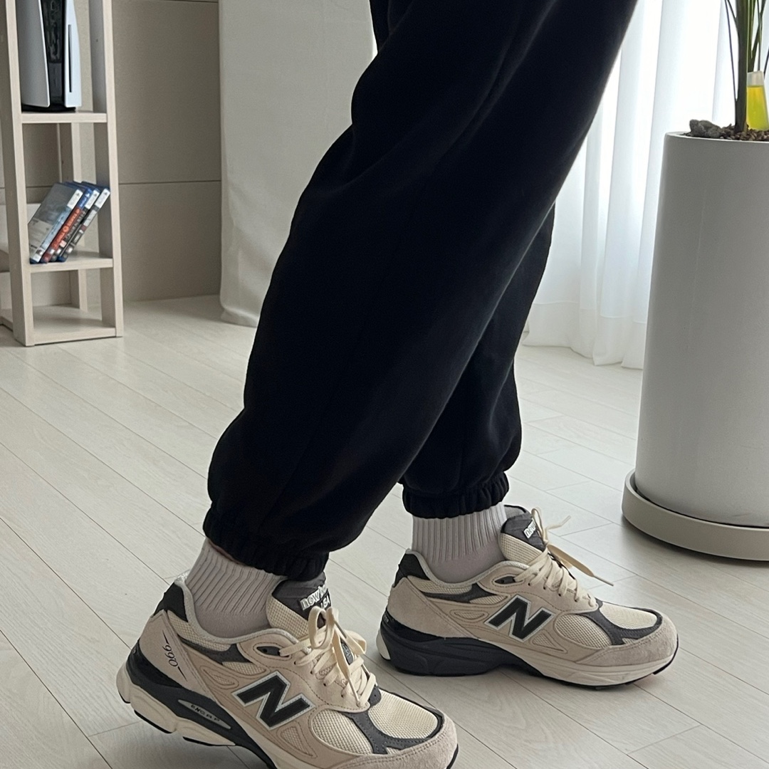 New Balance 990v3 Made in USA Moonbeam Macadamia Nut 착용 스타일