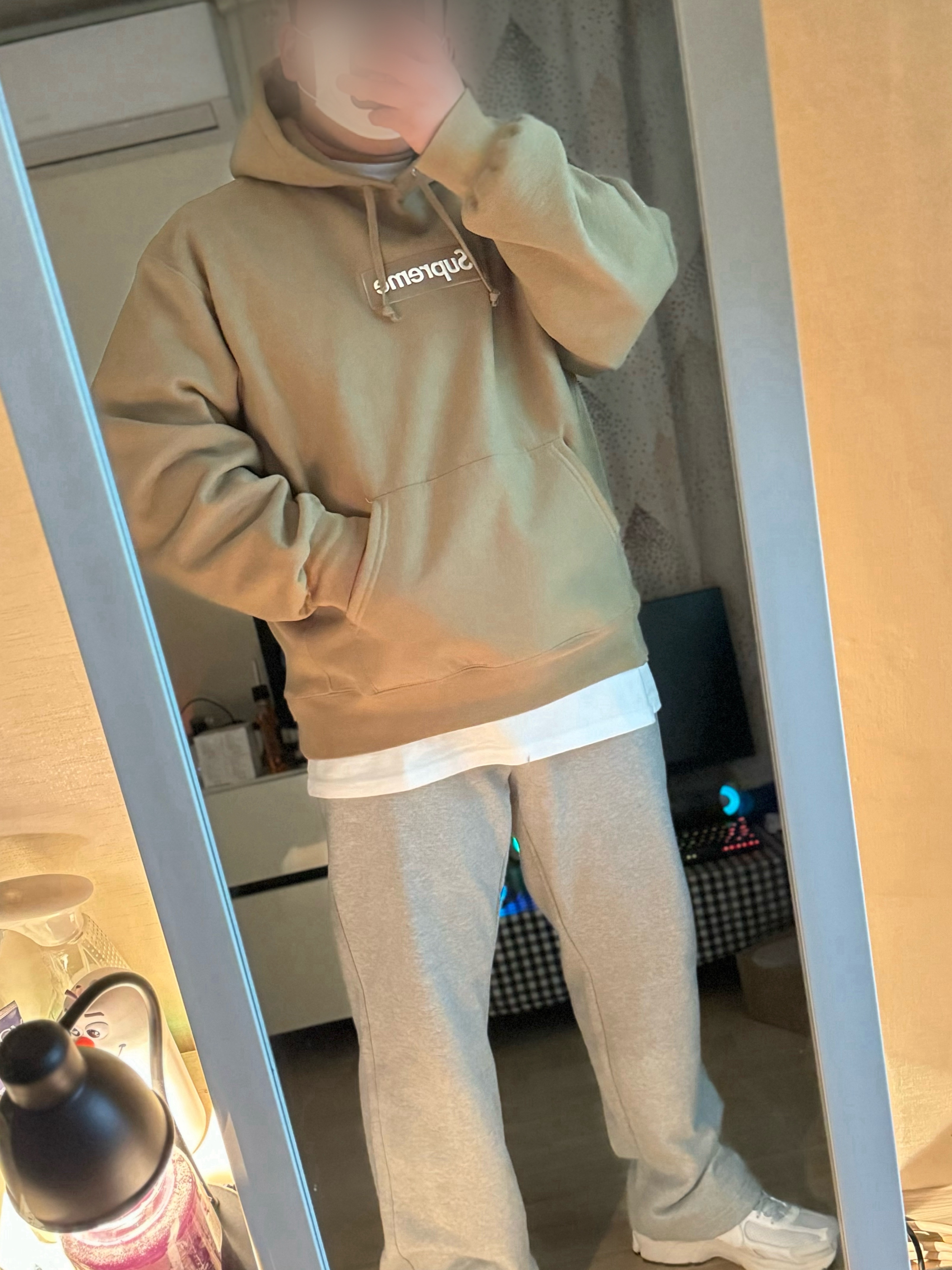 Supreme Box Logo Hooded Sweatshirt Dark Sand - 23FW, Nike Zoom Vomero 5 SP Vast Grey 2023 착용 스타일