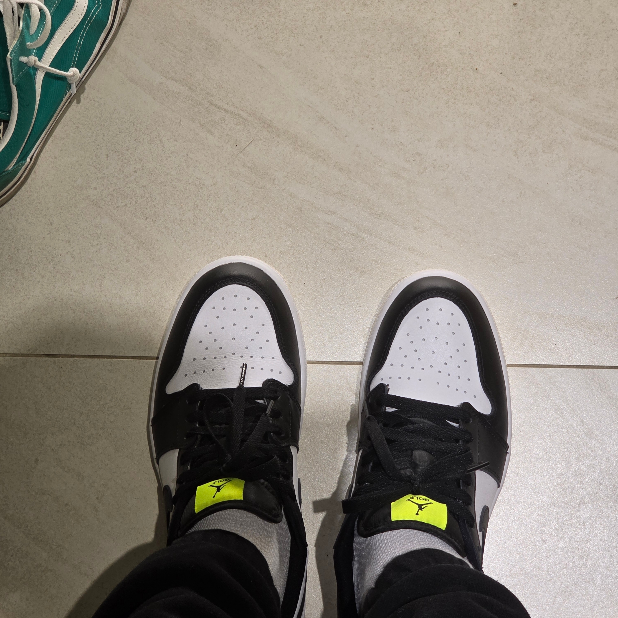 Jordan 1 Low Golf Black White and Volt 착용 스타일 - 2