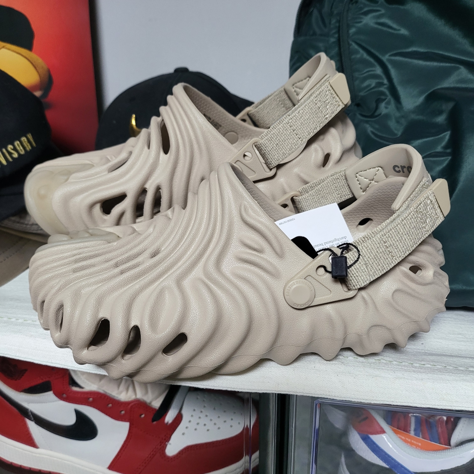 Crocs x Salehe Bembury Pollex Clog Horchata 착용 스타일 - 1