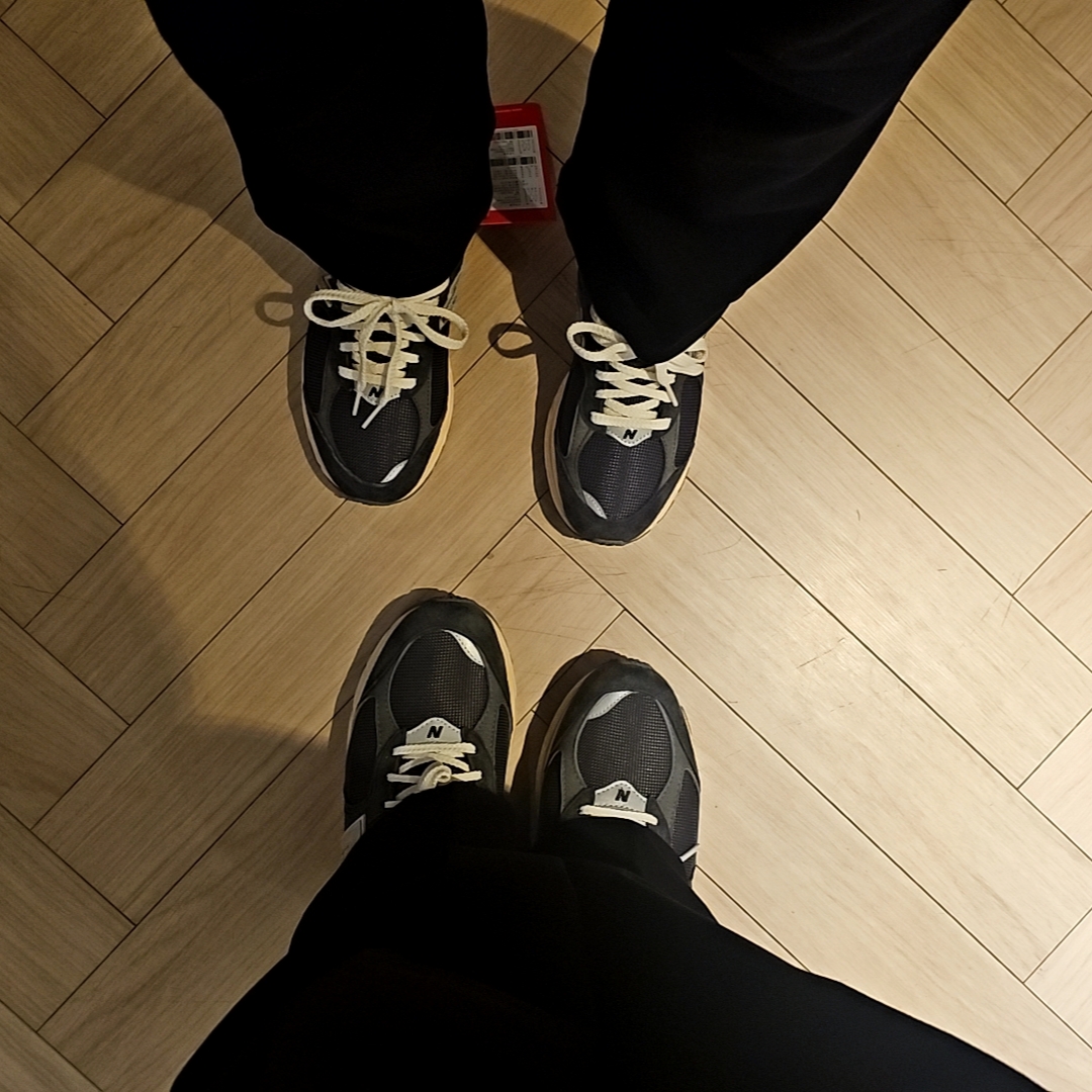 New Balance 2002R Special Vintage Black Grey 착용 스타일 - 3