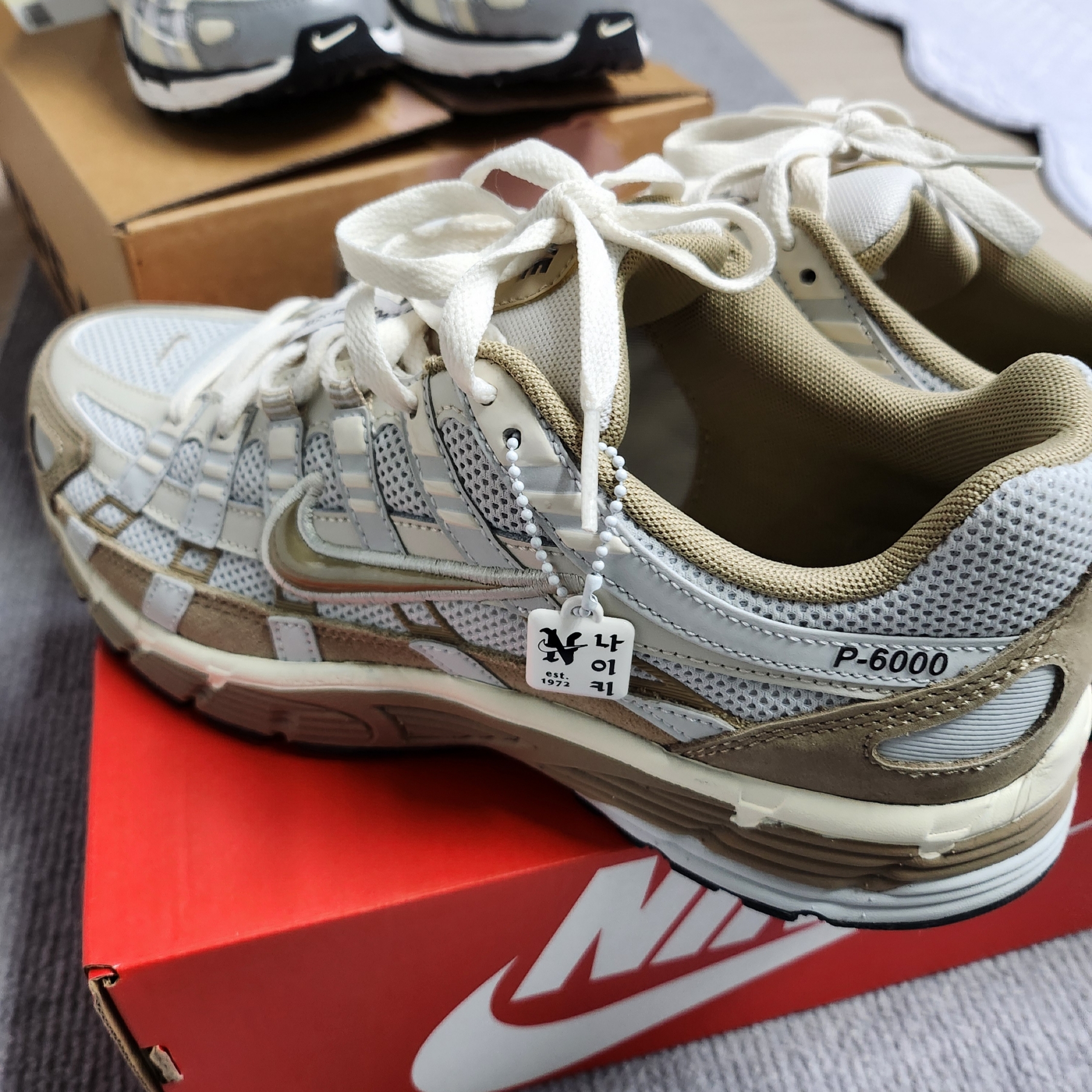 Nike P-6000 PRM Hangul Day Photon Dust Khaki 착용 스타일 - 3