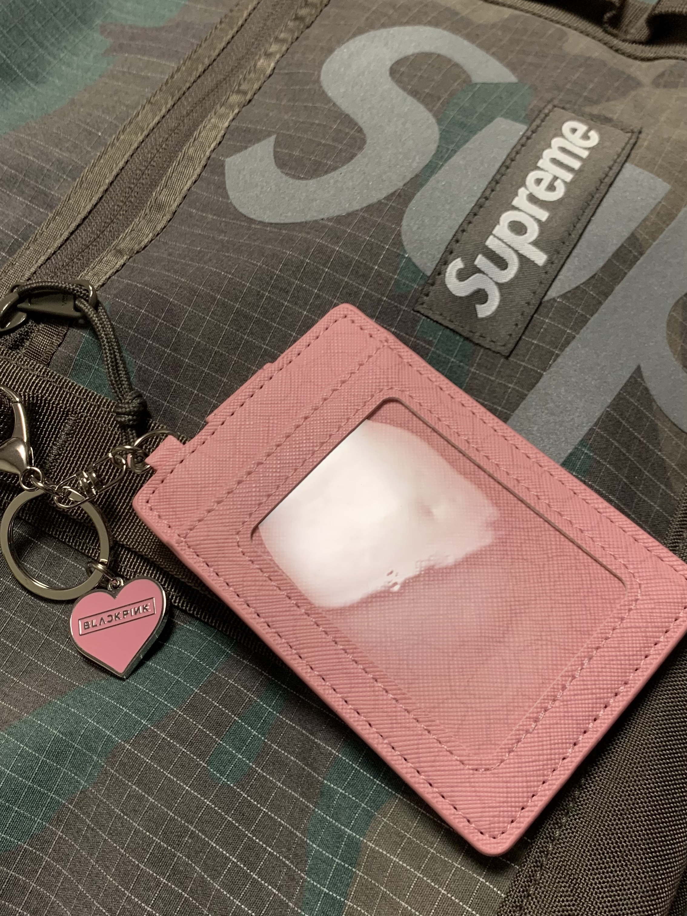 Supreme Tote Bag Woodland Camo - 24SS, Kaikai Kiki x Blackpink Photocard Holder Pink 착용 스타일 - 1