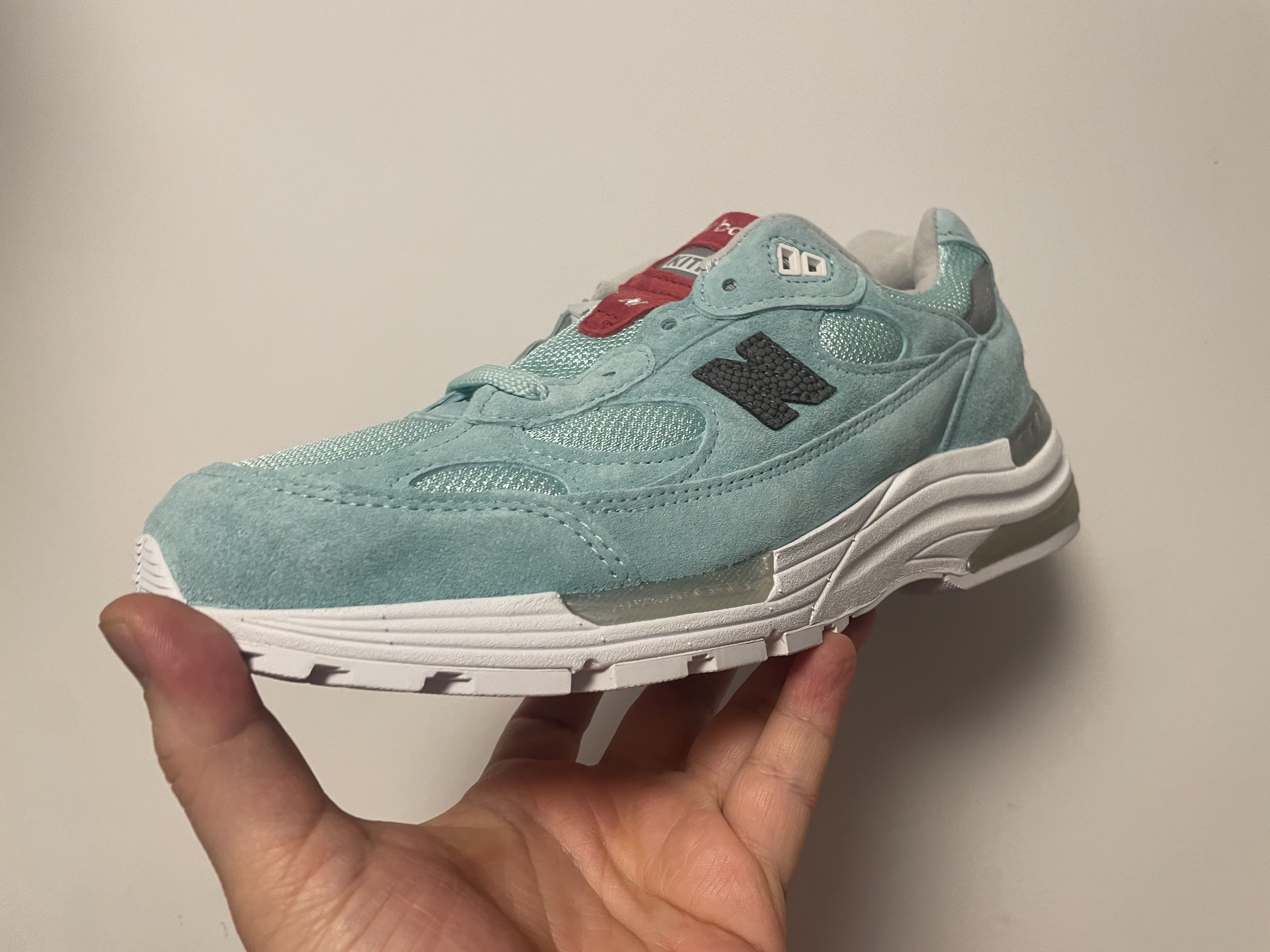New Balance x Kith 992 Made in USA Kithmas Light Reef 착용 스타일 - 3