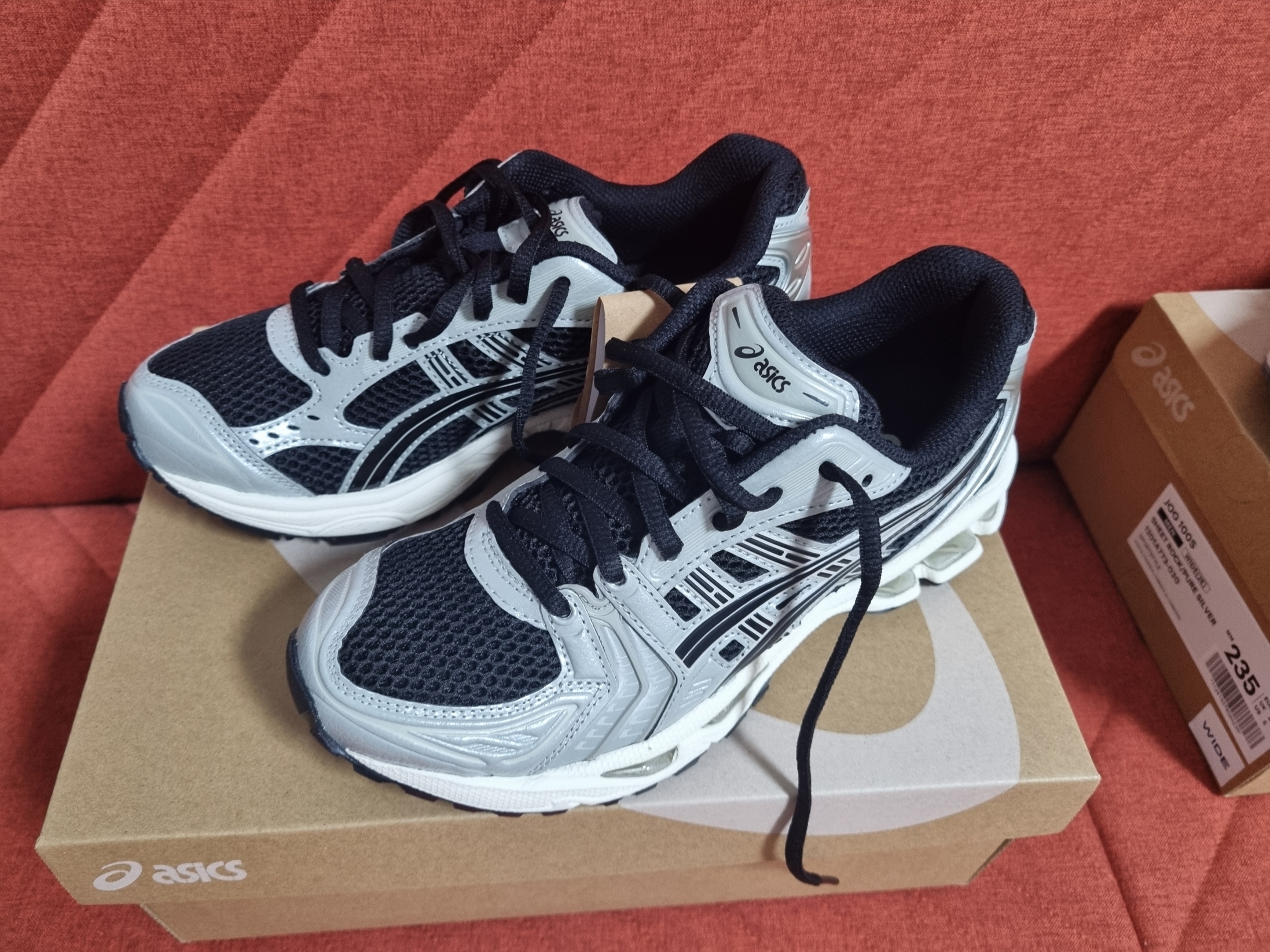 Asics Gel-Kayano 14 Black Seal Grey 착용 스타일