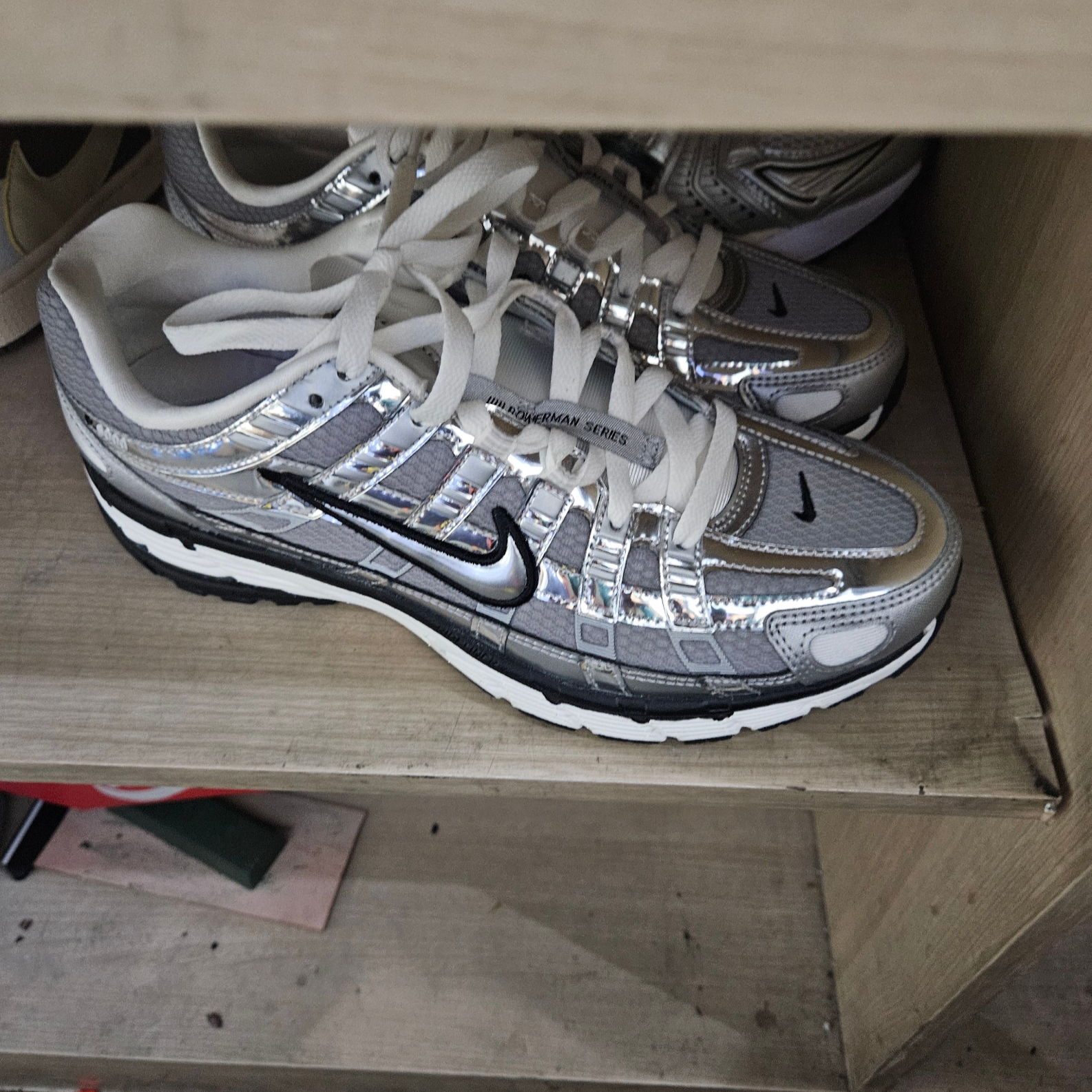 Nike P-6000 Metallic Silver 착용 스타일