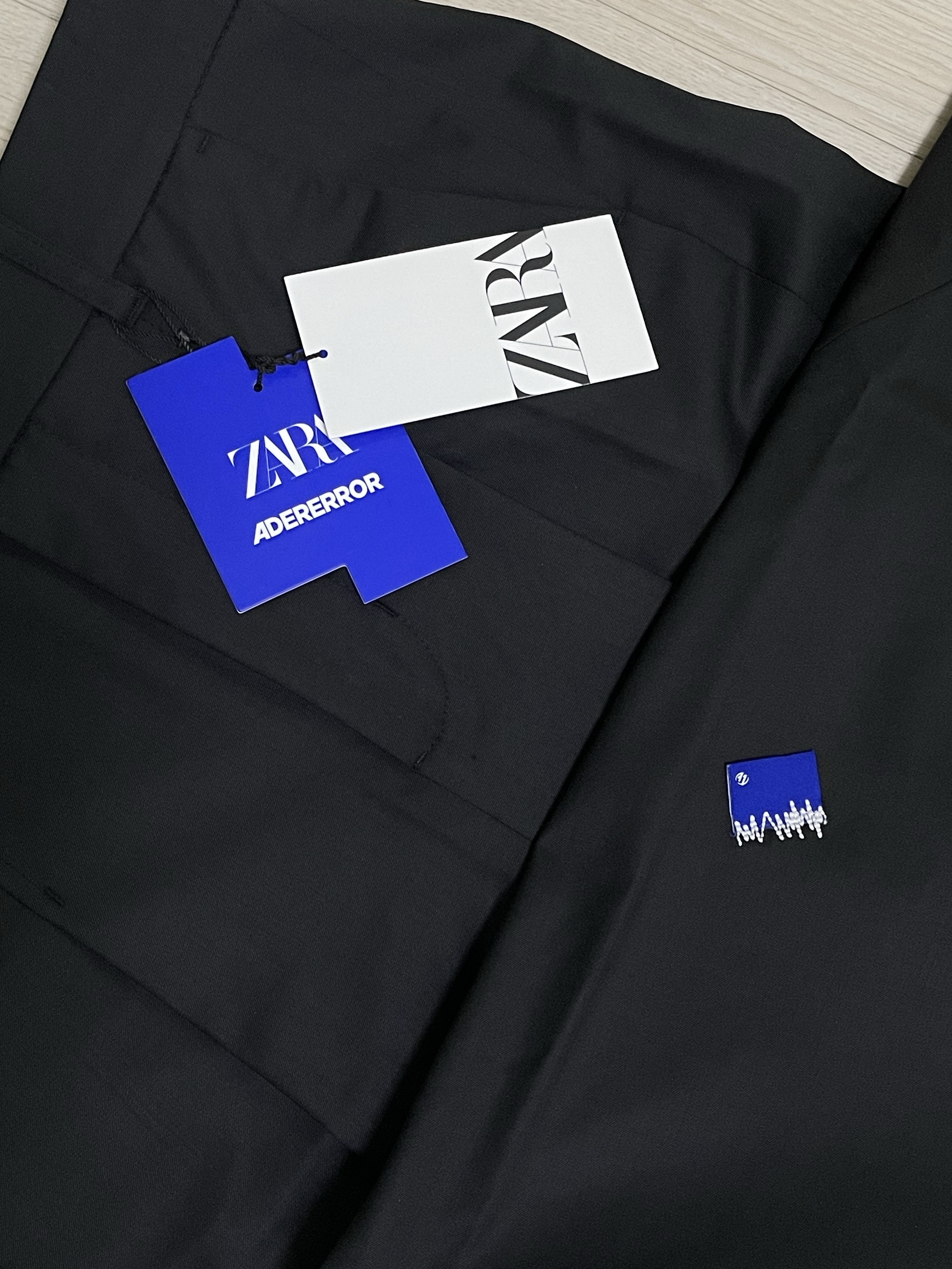 Zara x Ader Error Tapered Trousers Black 착용 스타일 - 2