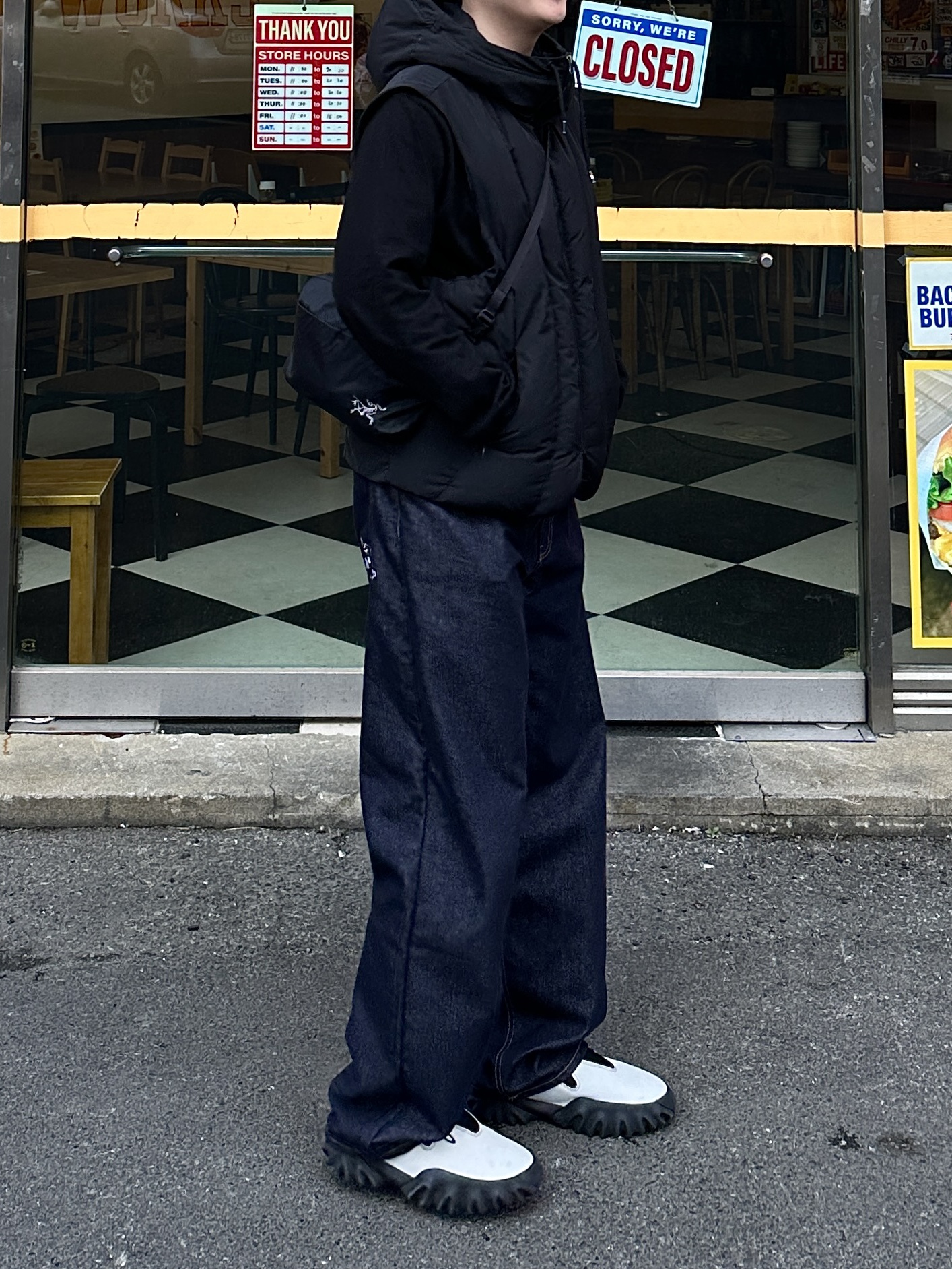 Arc'teryx Heliad 6 Crossbody Bag Black, Oakley Factory Team x Brain Dead x Ssense Chop Saw Mule White 착용 스타일 - 3
