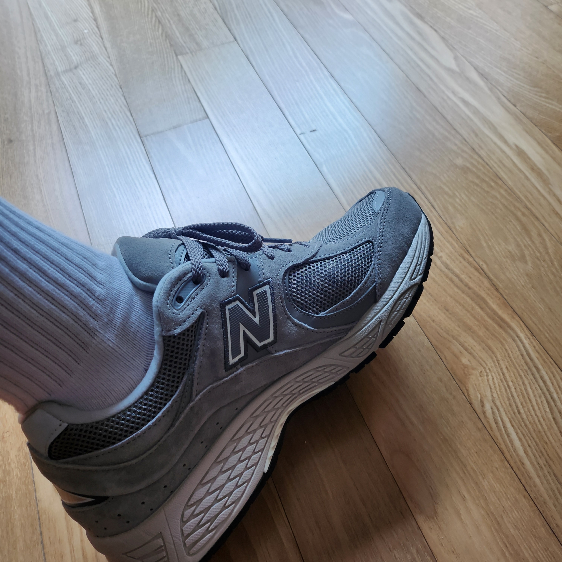 New Balance 2002R Grey 착용 스타일 - 1