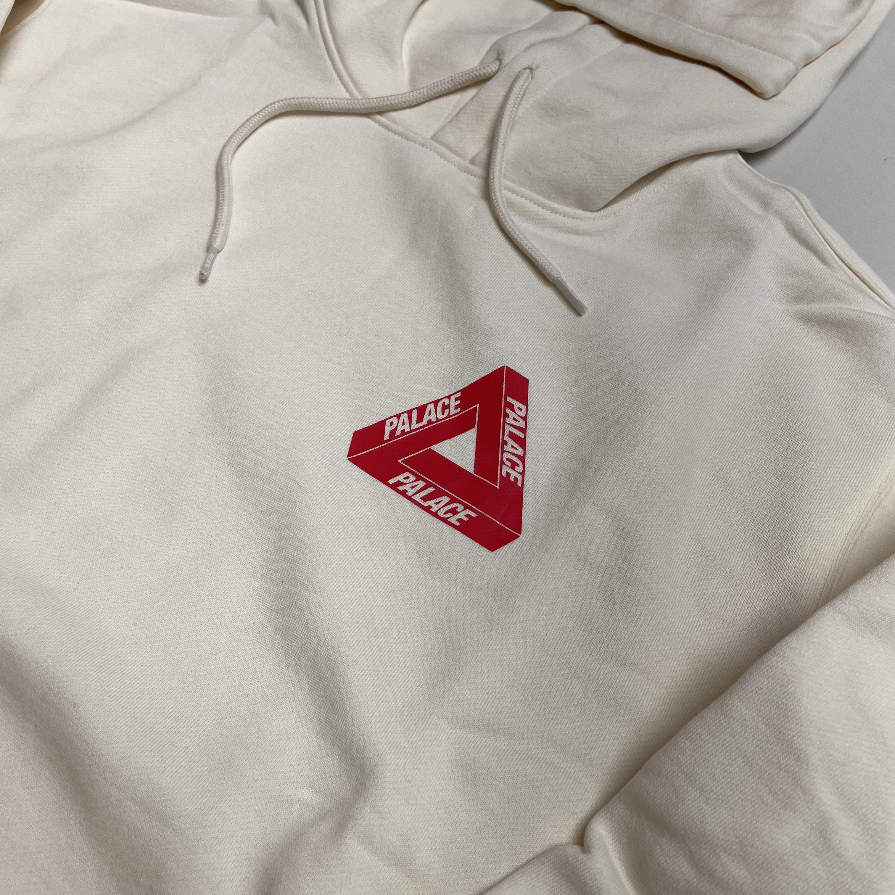 Palace Bit Grippy Tri-Ferg Hood Soft White - 24SS 착용 스타일 - 1